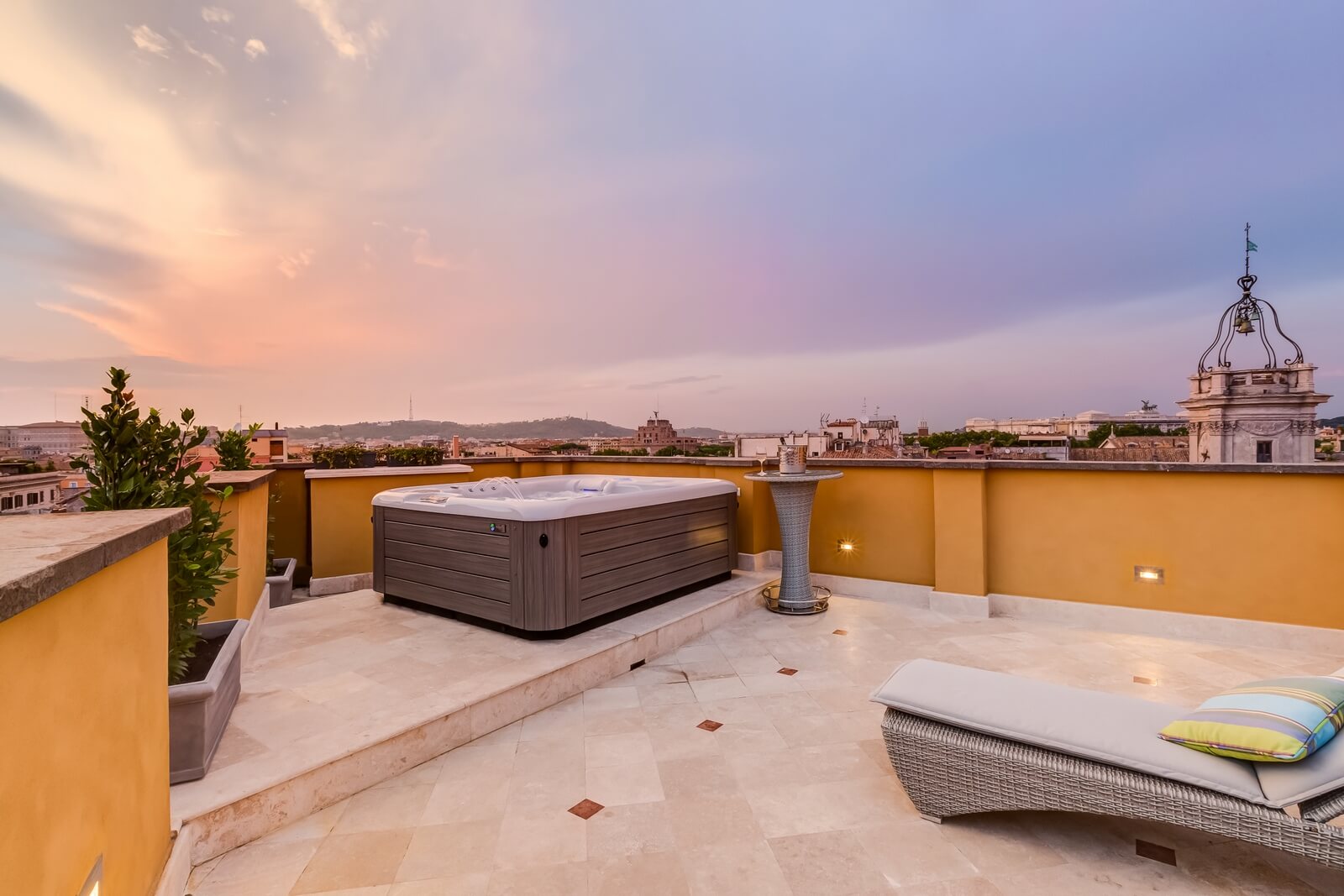 navona-queen-rome-rooftop-roma-centro-corso-vittorio-emanuele-palazzo-bassi-idromassaggio-terrace-pool-panorama-view-vista-gianicolo-citta-eterna-roma-01