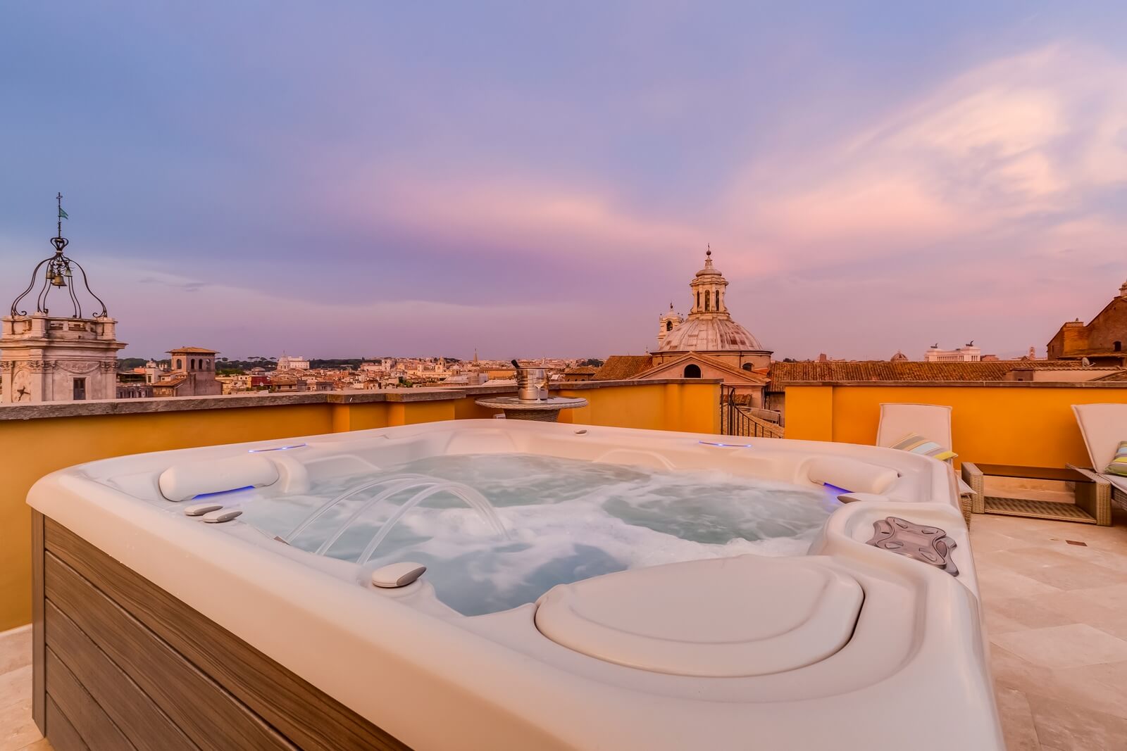 navona-queen-rome-rooftop-roma-centro-corso-vittorio-emanuele-palazzo-bassi-idromassaggio-terrace-pool-panorama-view-vista-gianicolo-citta-eterna-roma-02