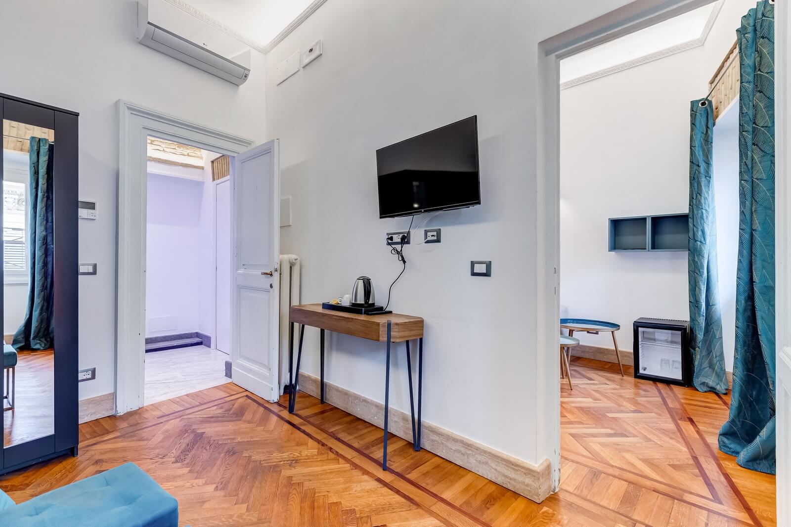 navona-queen-rome-rooftop-roma-centro-corso-vittorio-emanuele-palazzo-bassi-idromassaggio-panorama-view-vista-gianicolo-citta-eterna-campo-de-fiori-king-suite-08