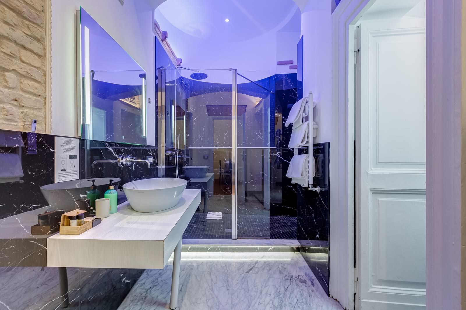 navona-queen-rome-rooftop-roma-centro-corso-vittorio-emanuele-palazzo-bassi-idromassaggio-panorama-view-vista-gianicolo-citta-eterna-campo-de-fiori-king-suite-22