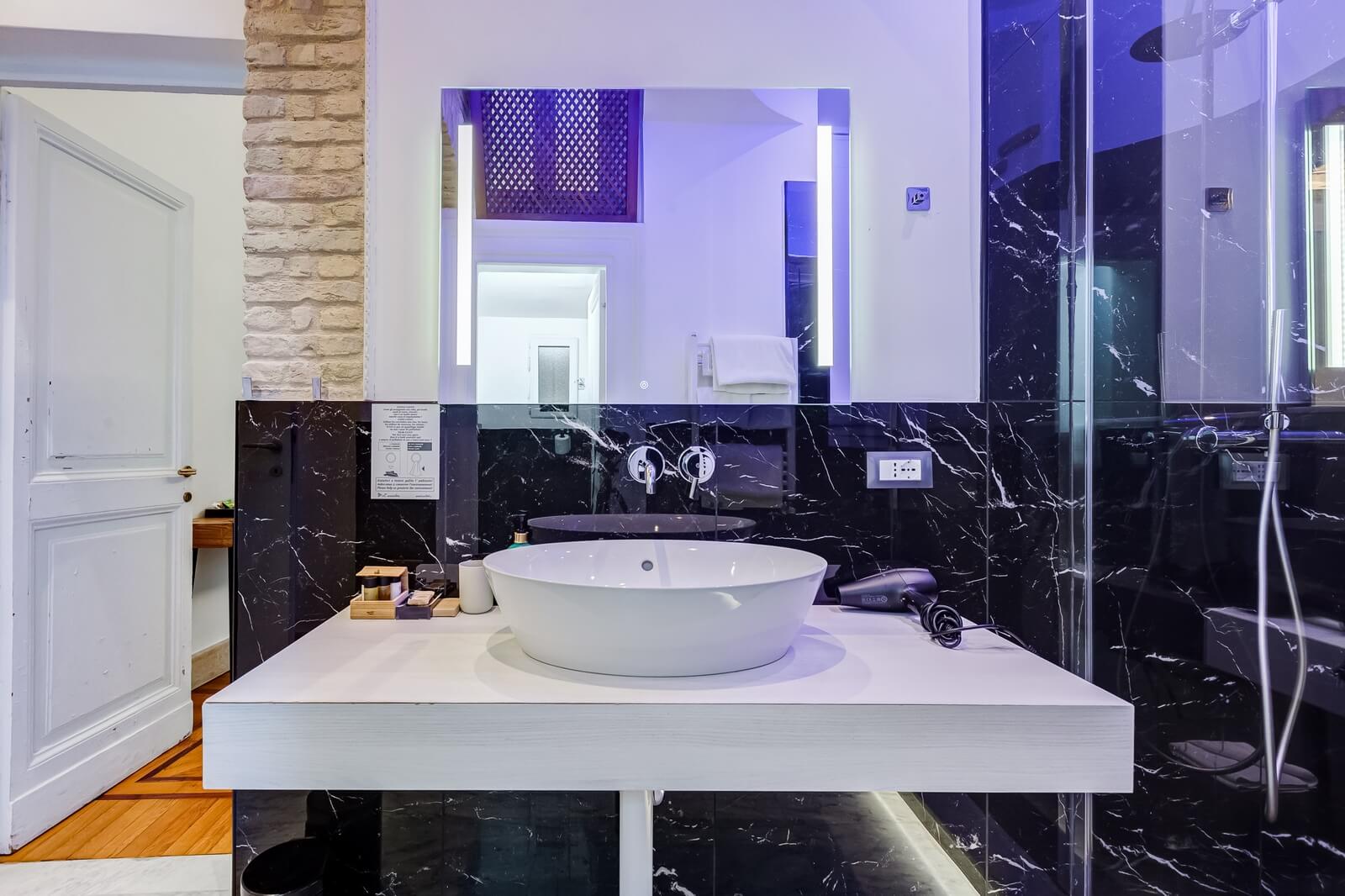 navona-queen-rome-rooftop-roma-centro-corso-vittorio-emanuele-palazzo-bassi-idromassaggio-panorama-view-vista-gianicolo-citta-eterna-campo-de-fiori-king-suite-27