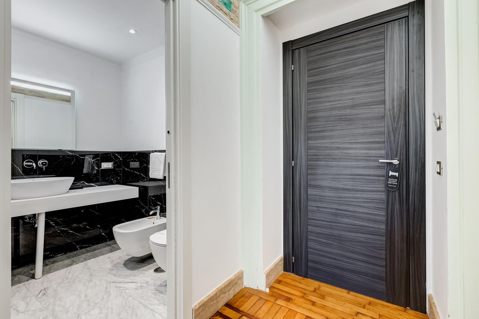 navona-queen-rome-rooftop-roma-centro-corso-vittorio-emanuele-palazzo-bassi-idromassaggio-panorama-view-vista-gianicolo-citta-eterna-campo-de-fiori-king-suite-32