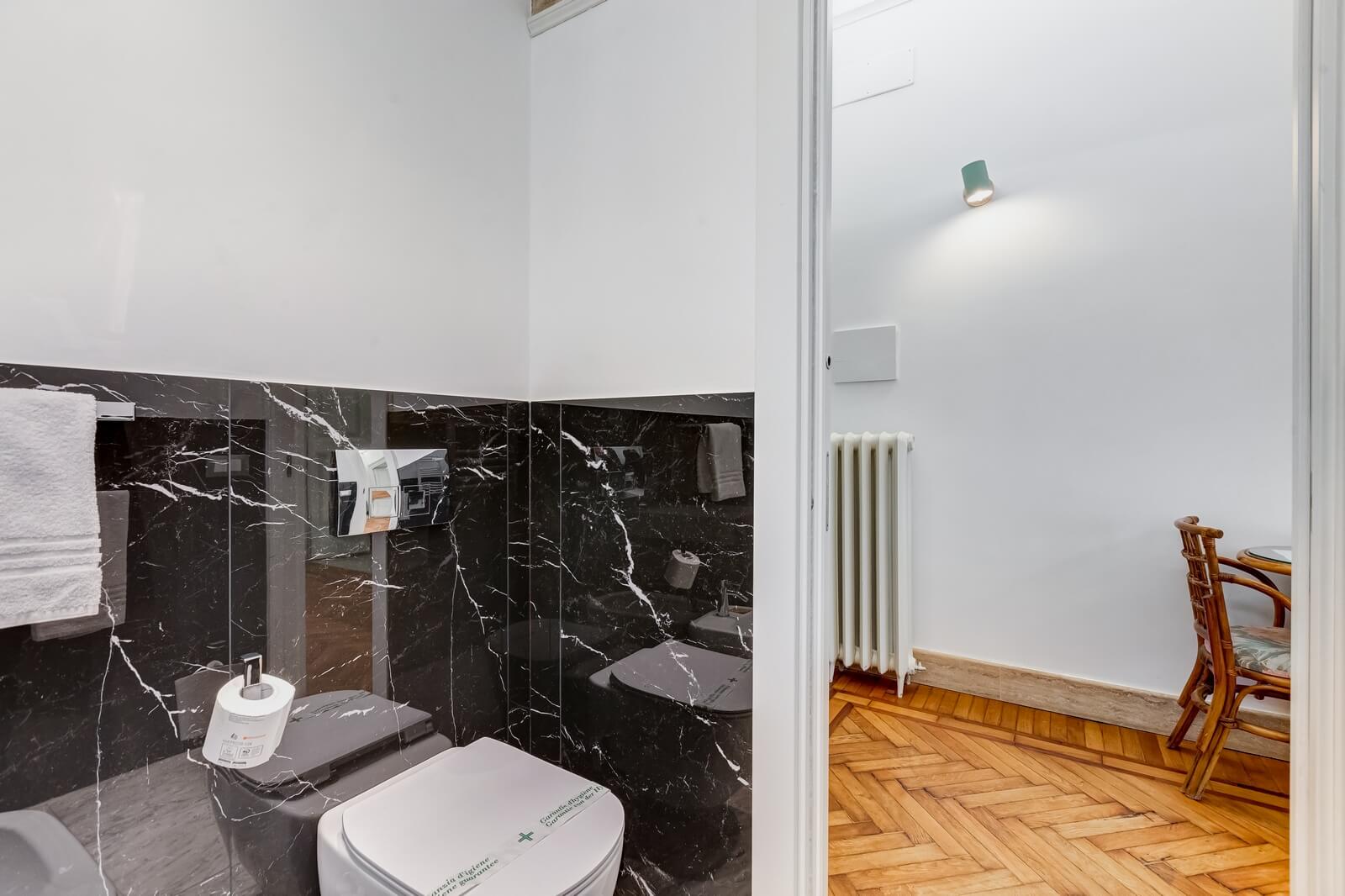 navona-queen-rome-rooftop-roma-centro-corso-vittorio-emanuele-palazzo-bassi-idromassaggio-panorama-view-vista-gianicolo-citta-eterna-campo-de-fiori-king-suite-46