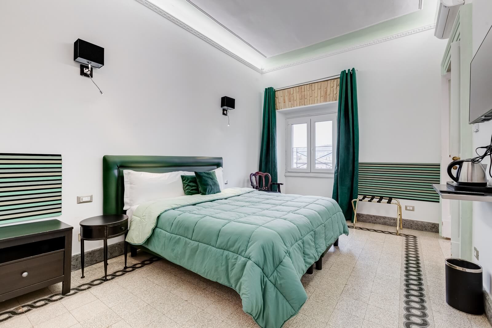 navona-queen-rome-rooftop-roma-centro-corso-vittorio-emanuele-palazzo-bassi-idromassaggio-panorama-view-vista-gianicolo-citta-eterna-campo-de-fiori-king-suite-55