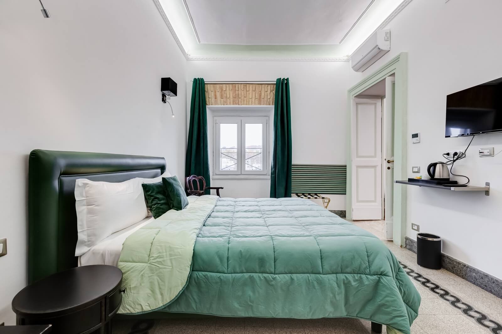 navona-queen-rome-rooftop-roma-centro-corso-vittorio-emanuele-palazzo-bassi-idromassaggio-panorama-view-vista-gianicolo-citta-eterna-campo-de-fiori-king-suite-56