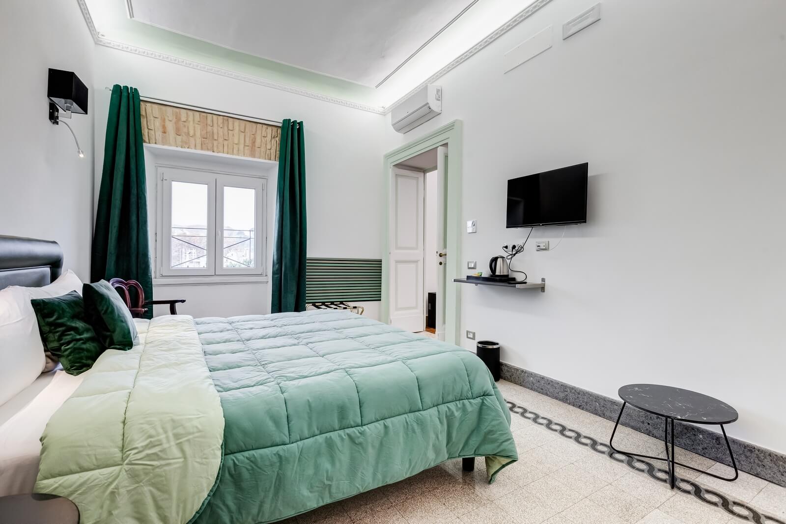 navona-queen-rome-rooftop-roma-centro-corso-vittorio-emanuele-palazzo-bassi-idromassaggio-panorama-view-vista-gianicolo-citta-eterna-campo-de-fiori-king-suite-57