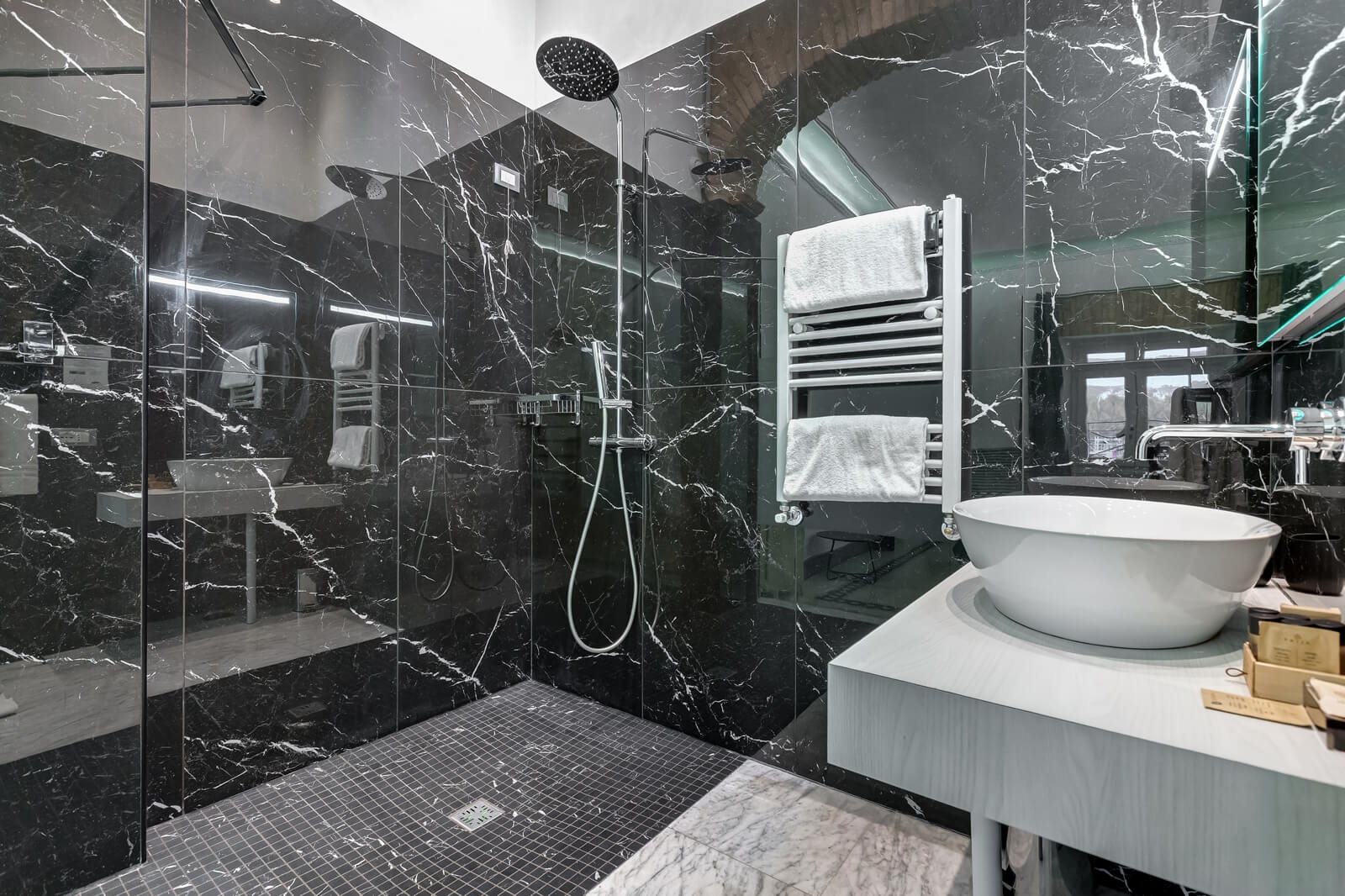 navona-queen-rome-rooftop-roma-centro-corso-vittorio-emanuele-palazzo-bassi-idromassaggio-panorama-view-vista-gianicolo-citta-eterna-campo-de-fiori-king-suite-59