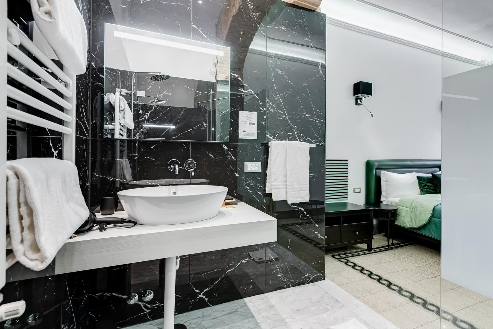 navona-queen-rome-rooftop-roma-centro-corso-vittorio-emanuele-palazzo-bassi-idromassaggio-panorama-view-vista-gianicolo-citta-eterna-campo-de-fiori-king-suite-60