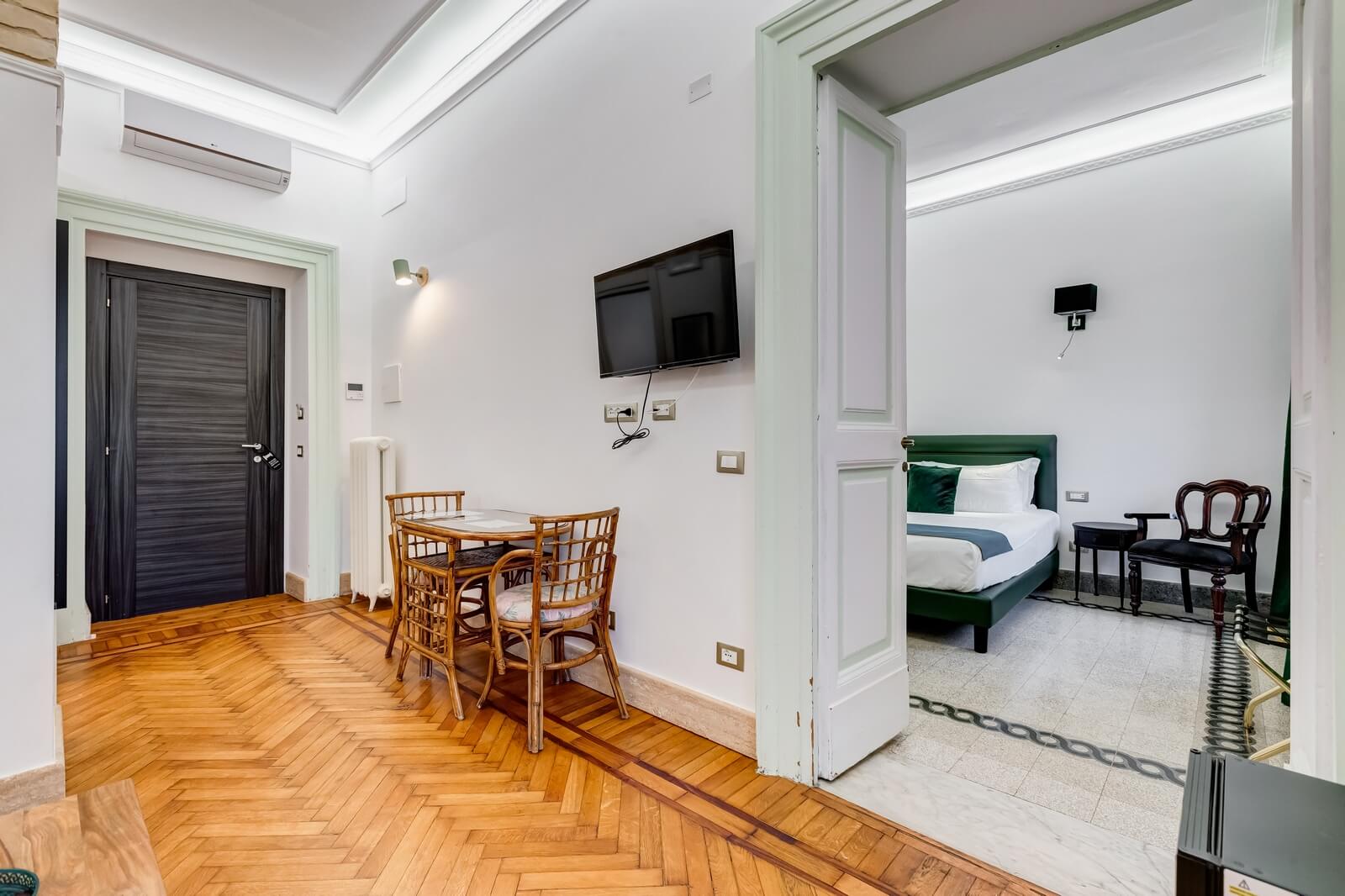 navona-queen-rome-rooftop-roma-centro-corso-vittorio-emanuele-palazzo-bassi-idromassaggio-panorama-view-vista-gianicolo-citta-eterna-campo-de-fiori-king-suite-62