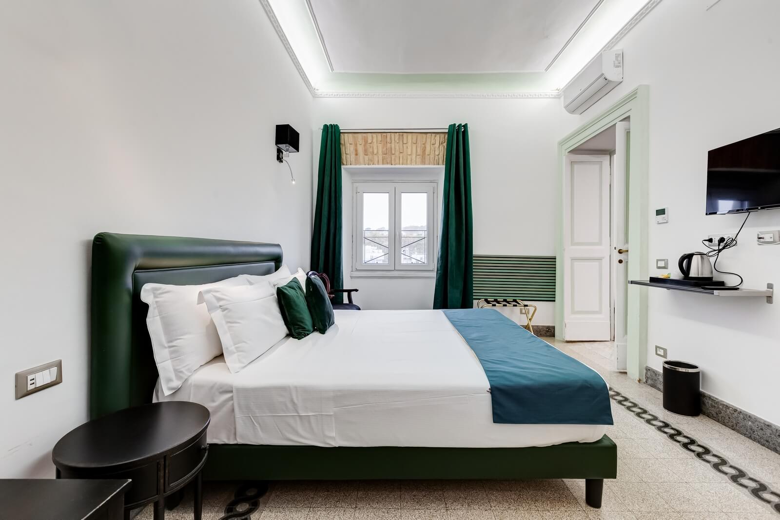 navona-queen-rome-rooftop-roma-centro-corso-vittorio-emanuele-palazzo-bassi-idromassaggio-panorama-view-vista-gianicolo-citta-eterna-campo-de-fiori-king-suite-71