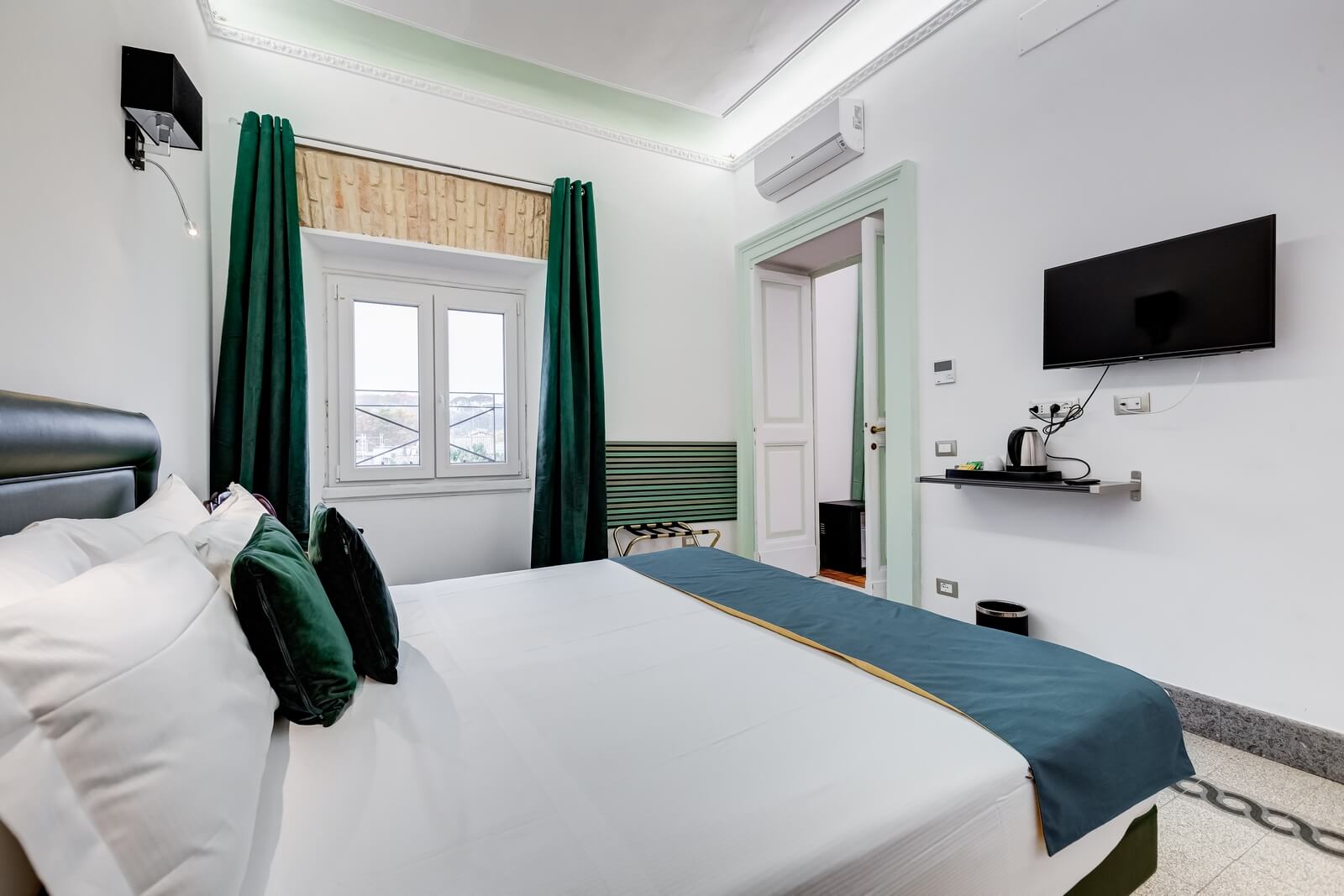 navona-queen-rome-rooftop-roma-centro-corso-vittorio-emanuele-palazzo-bassi-idromassaggio-panorama-view-vista-gianicolo-citta-eterna-campo-de-fiori-king-suite-72