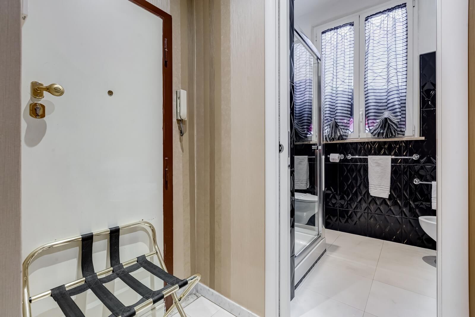 navona-queen-rome-rooftop-roma-centro-corso-vittorio-emanuele-palazzo-bassi-idromassaggio-panorama-view-vista-gianicolo-citta-eterna-campo-de-fiori-single-room-02