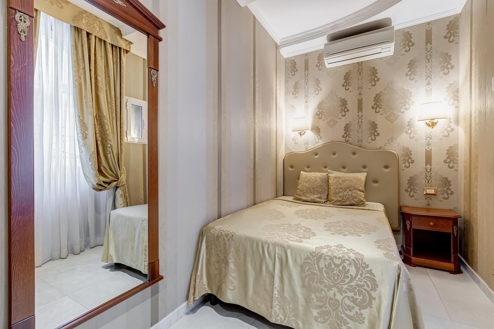 navona-queen-rome-rooftop-roma-centro-corso-vittorio-emanuele-palazzo-bassi-idromassaggio-panorama-view-vista-gianicolo-citta-eterna-campo-de-fiori-single-room-03