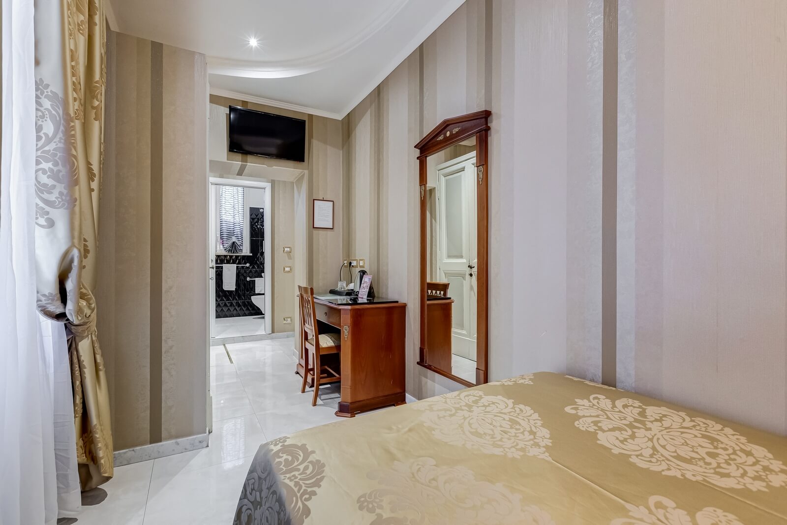 navona-queen-rome-rooftop-roma-centro-corso-vittorio-emanuele-palazzo-bassi-idromassaggio-panorama-view-vista-gianicolo-citta-eterna-campo-de-fiori-single-room-06