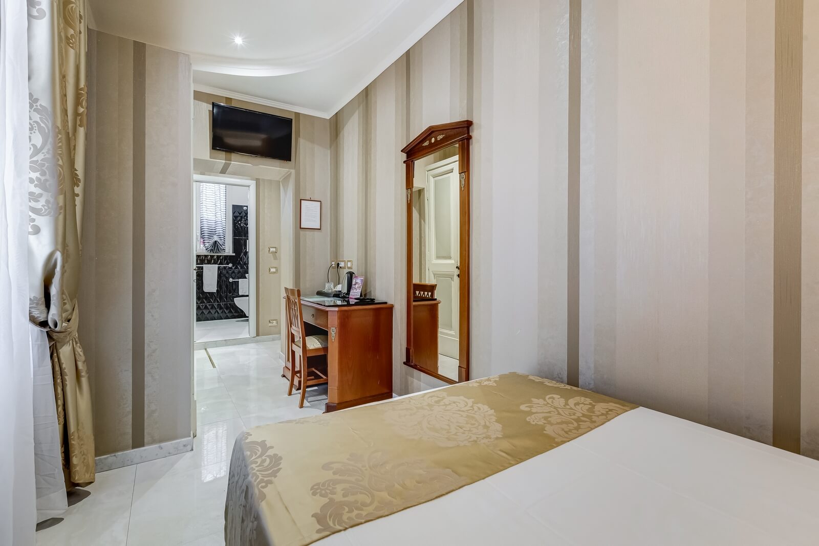 navona-queen-rome-rooftop-roma-centro-corso-vittorio-emanuele-palazzo-bassi-idromassaggio-panorama-view-vista-gianicolo-citta-eterna-campo-de-fiori-single-room-26