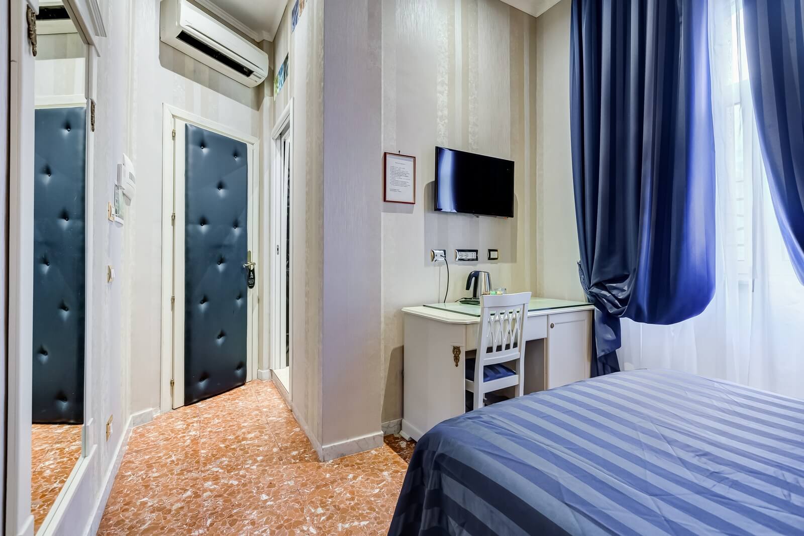 navona-queen-rome-rooftop-roma-centro-corso-vittorio-emanuele-palazzo-bassi-idromassaggio-panorama-view-vista-gianicolo-citta-eterna-campo-de-fiori-single-room-36