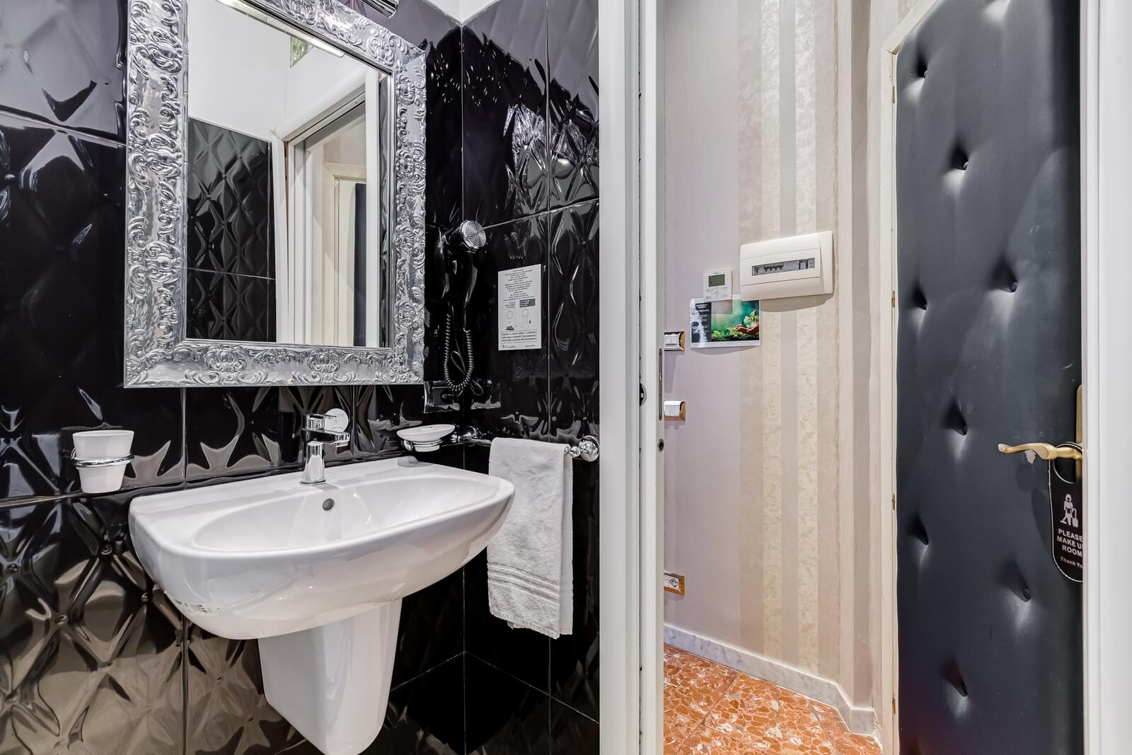 navona-queen-rome-rooftop-roma-centro-corso-vittorio-emanuele-palazzo-bassi-idromassaggio-panorama-view-vista-gianicolo-citta-eterna-campo-de-fiori-single-room-47