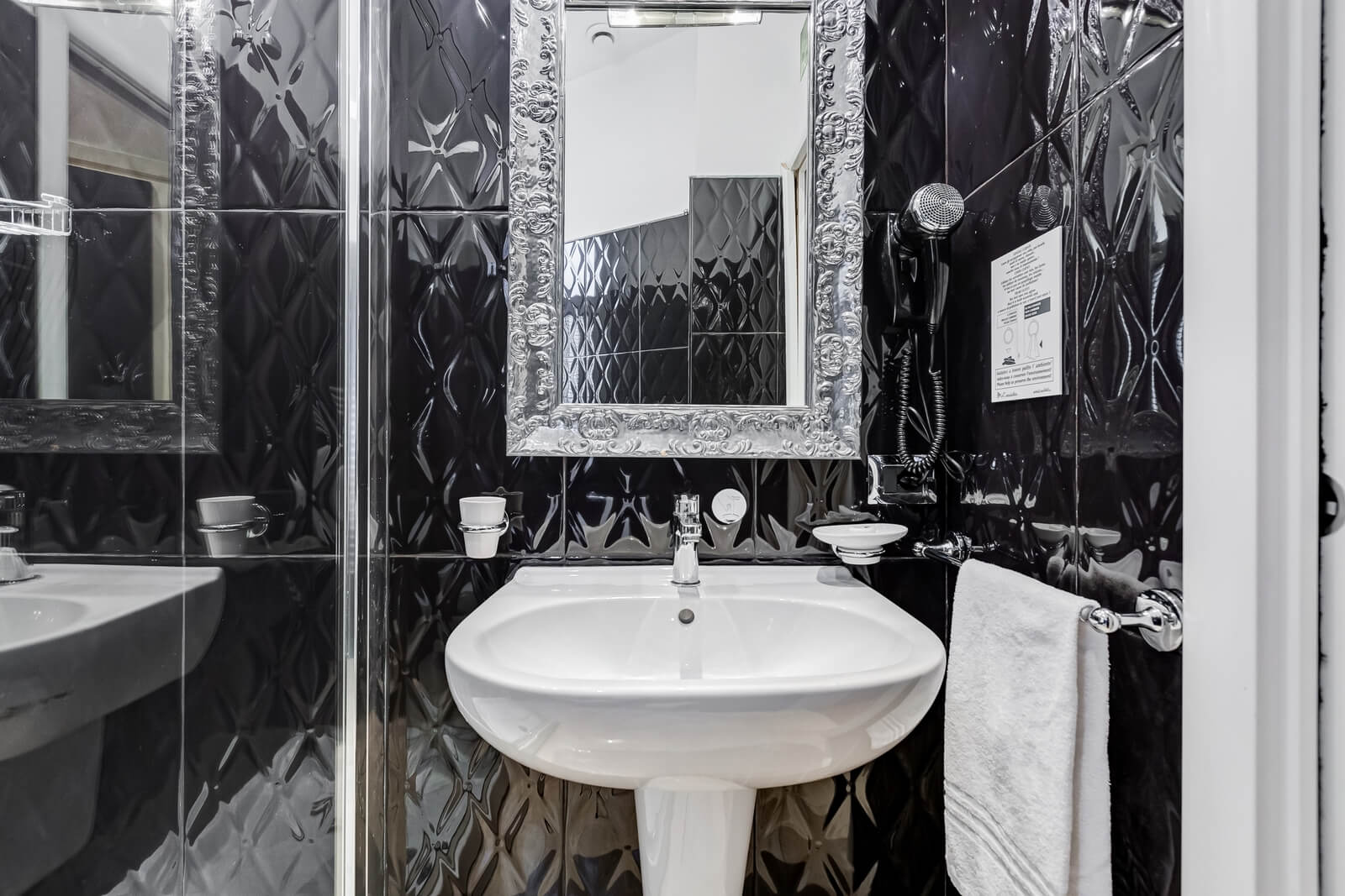 navona-queen-rome-rooftop-roma-centro-corso-vittorio-emanuele-palazzo-bassi-idromassaggio-panorama-view-vista-gianicolo-citta-eterna-campo-de-fiori-single-room-48