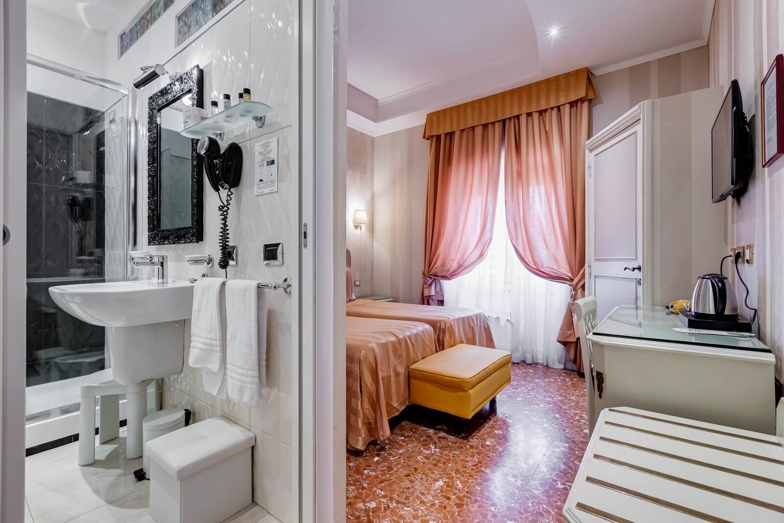 navona-queen-rome-rooftop-roma-centro-corso-vittorio-emanuele-palazzo-bassi-idromassaggio-panorama-view-vista-gianicolo-citta-eterna-campo-de-fiori-standard-double-room-twin-02