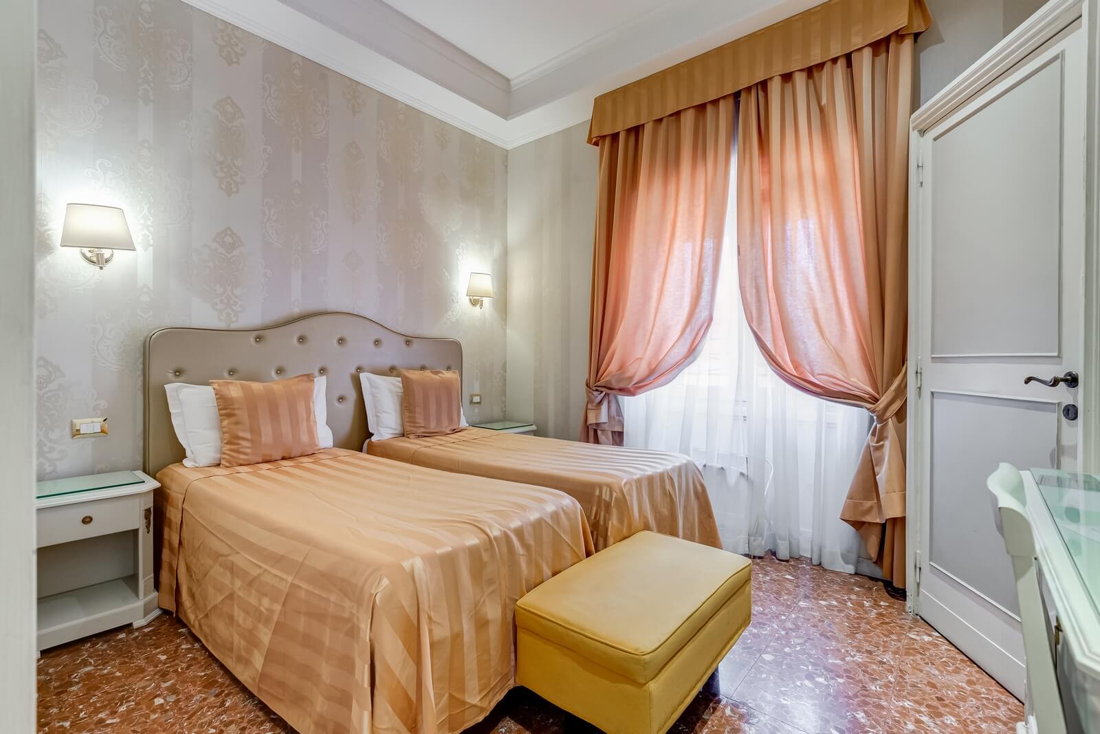 navona-queen-rome-rooftop-roma-centro-corso-vittorio-emanuele-palazzo-bassi-idromassaggio-panorama-view-vista-gianicolo-citta-eterna-campo-de-fiori-standard-double-room-twin-03