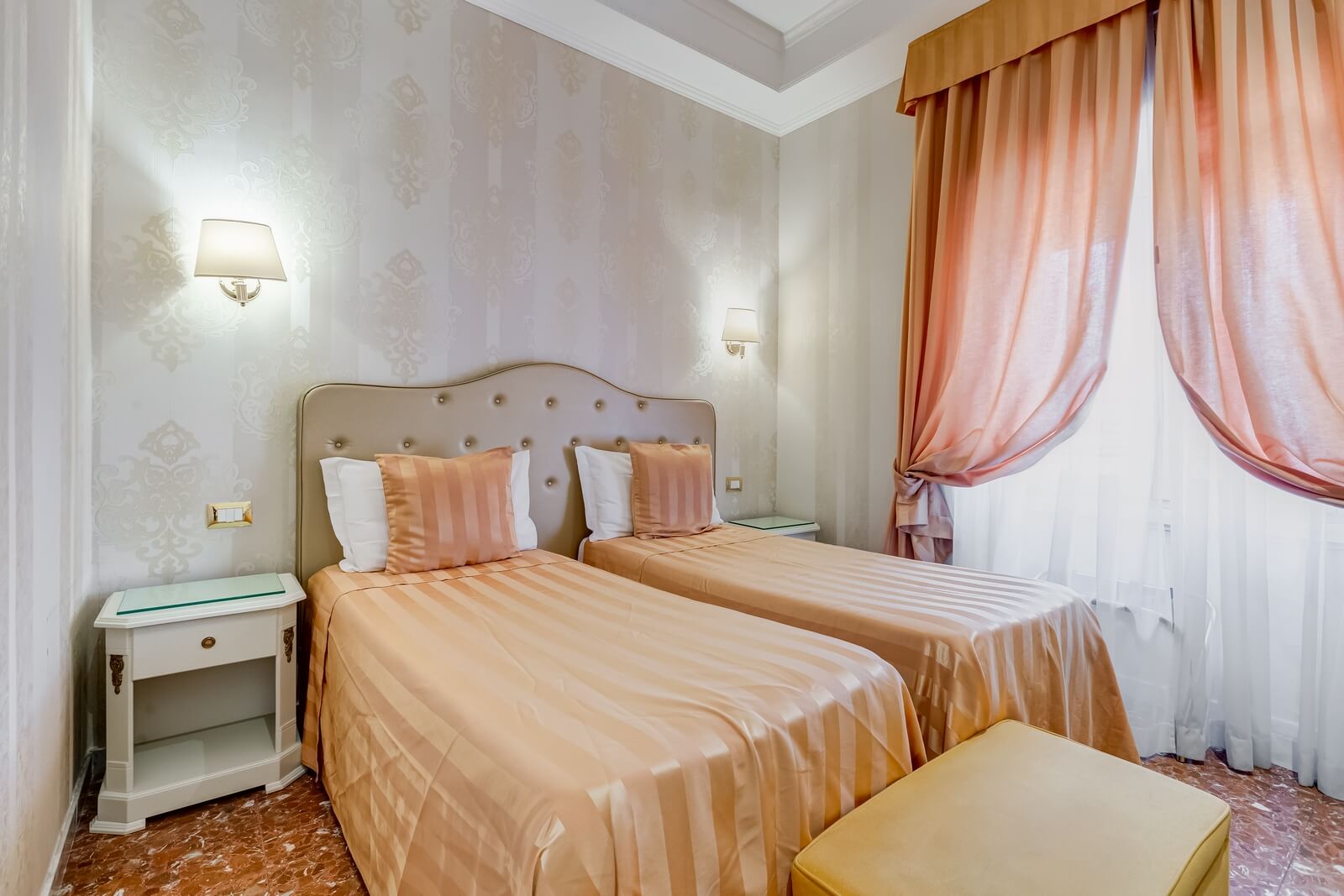 navona-queen-rome-rooftop-roma-centro-corso-vittorio-emanuele-palazzo-bassi-idromassaggio-panorama-view-vista-gianicolo-citta-eterna-campo-de-fiori-standard-double-room-twin-04