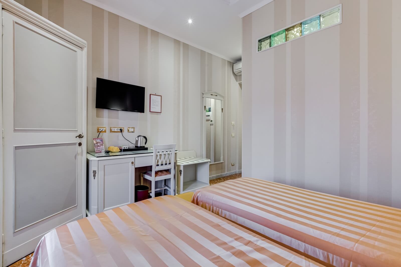 navona-queen-rome-rooftop-roma-centro-corso-vittorio-emanuele-palazzo-bassi-idromassaggio-panorama-view-vista-gianicolo-citta-eterna-campo-de-fiori-standard-double-room-twin-08