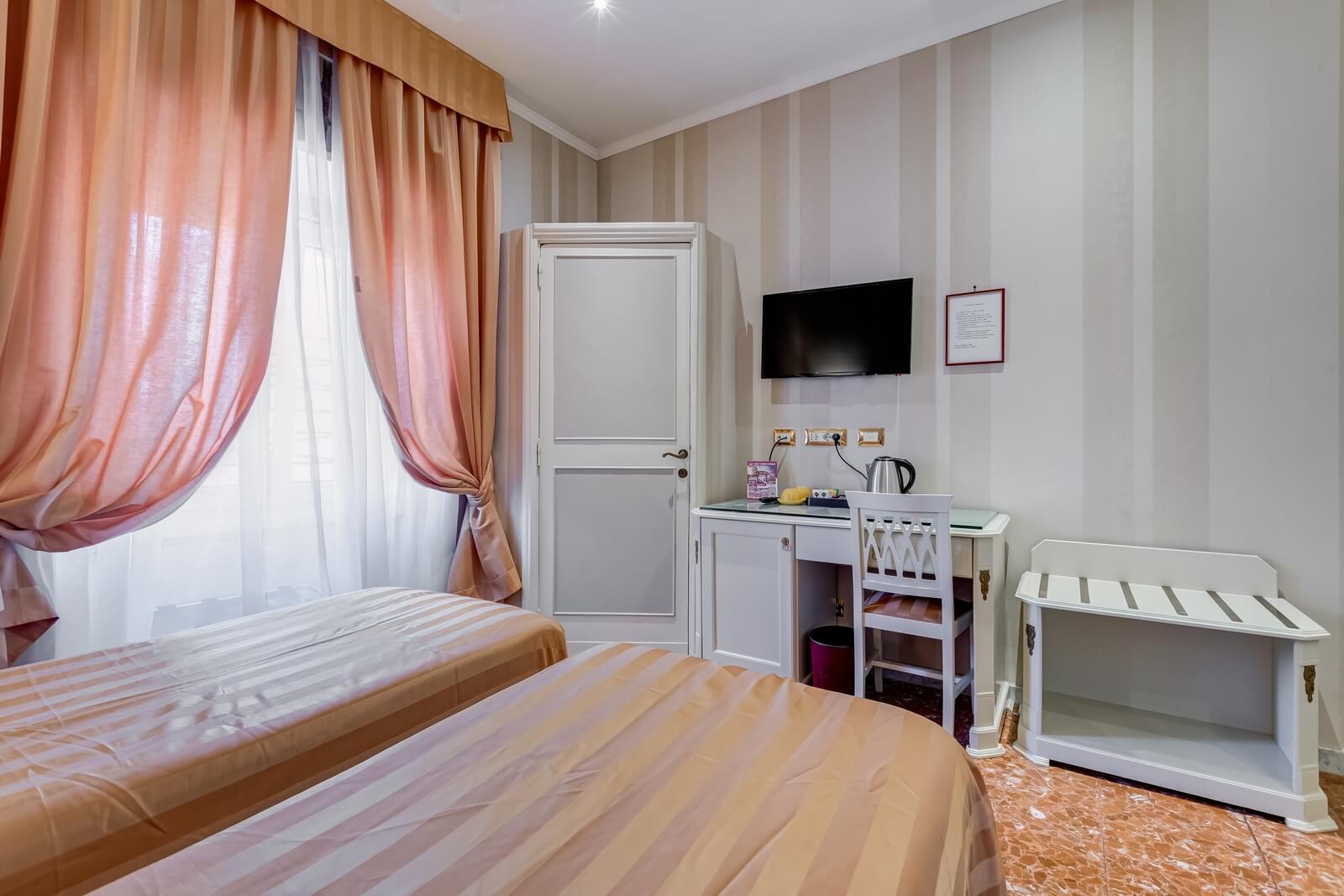 navona-queen-rome-rooftop-roma-centro-corso-vittorio-emanuele-palazzo-bassi-idromassaggio-panorama-view-vista-gianicolo-citta-eterna-campo-de-fiori-standard-double-room-twin-09