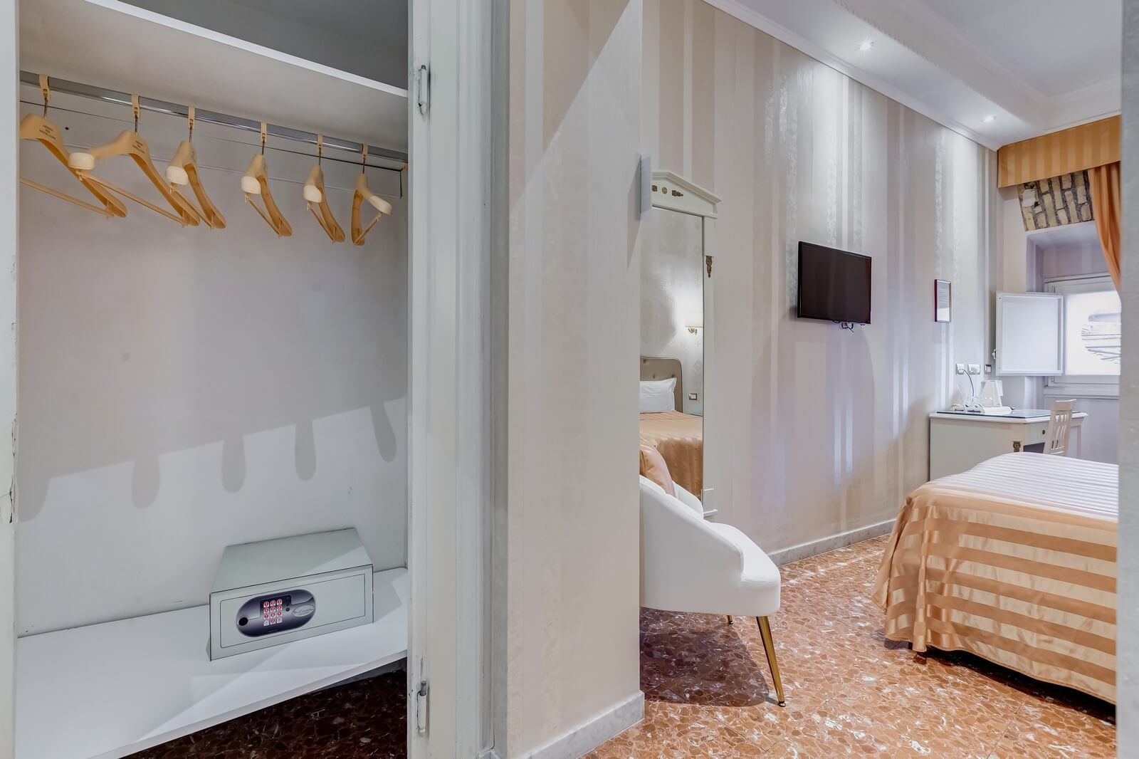 navona-queen-rome-rooftop-roma-centro-corso-vittorio-emanuele-palazzo-bassi-idromassaggio-panorama-view-vista-gianicolo-citta-eterna-campo-de-fiori-standard-double-room-twin-101