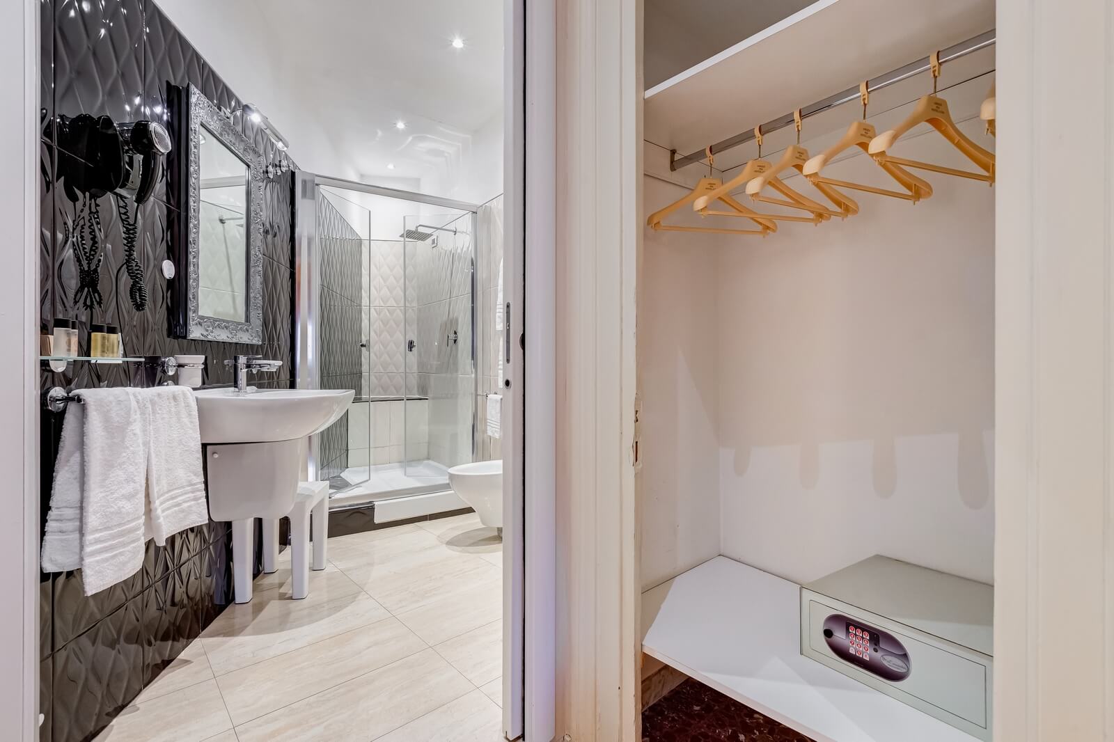 navona-queen-rome-rooftop-roma-centro-corso-vittorio-emanuele-palazzo-bassi-idromassaggio-panorama-view-vista-gianicolo-citta-eterna-campo-de-fiori-standard-double-room-twin-102