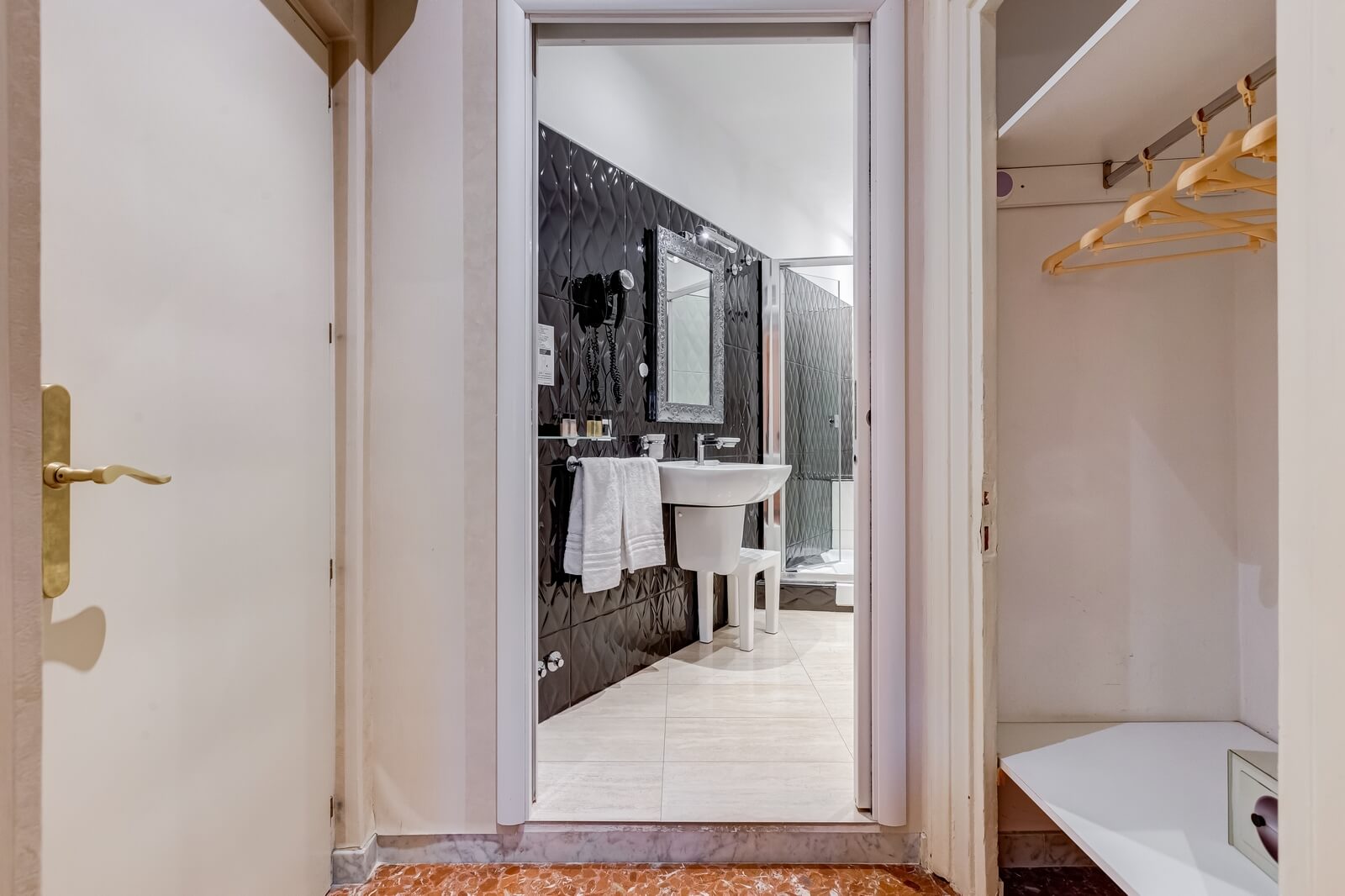 navona-queen-rome-rooftop-roma-centro-corso-vittorio-emanuele-palazzo-bassi-idromassaggio-panorama-view-vista-gianicolo-citta-eterna-campo-de-fiori-standard-double-room-twin-103