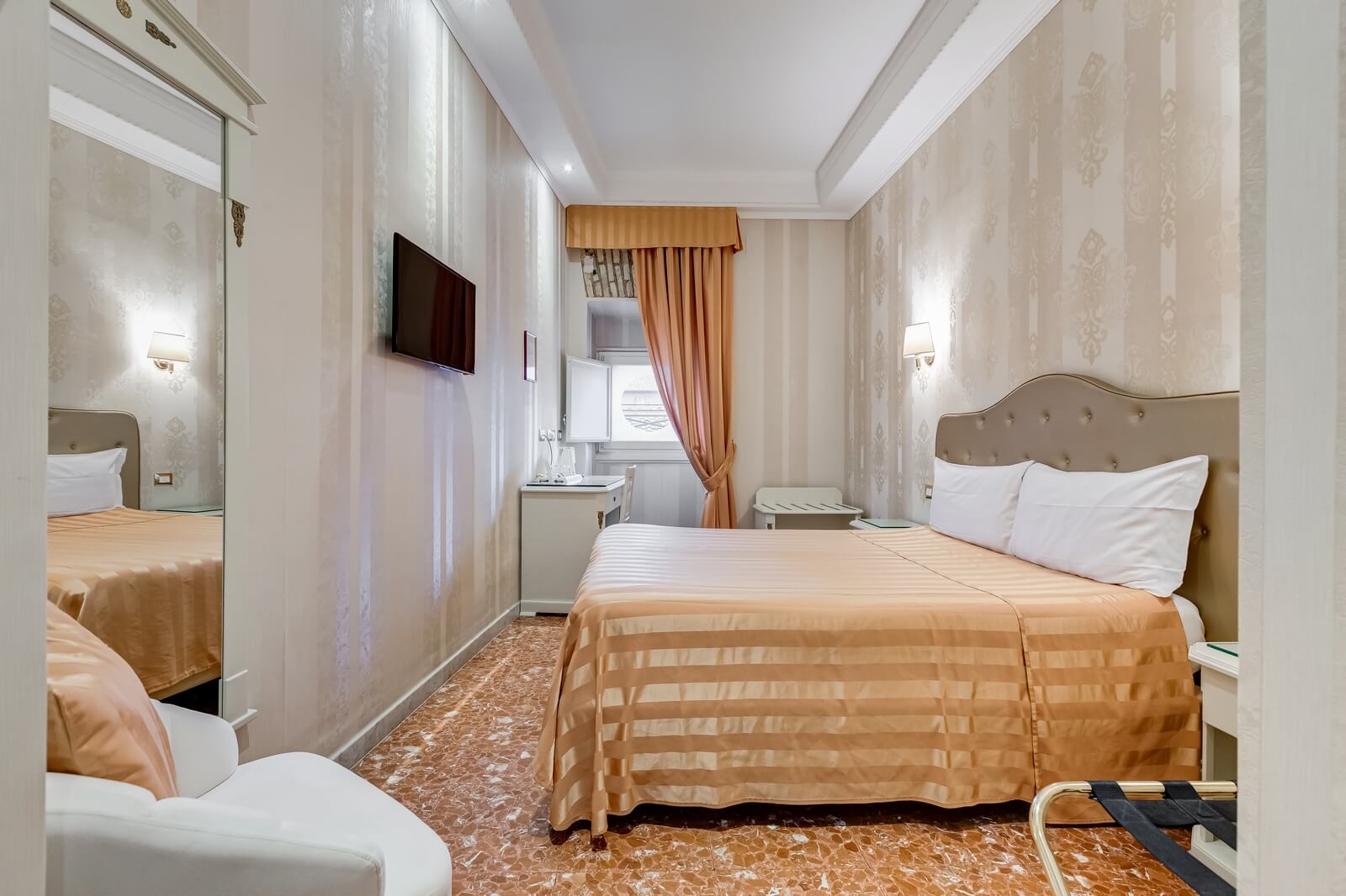 navona-queen-rome-rooftop-roma-centro-corso-vittorio-emanuele-palazzo-bassi-idromassaggio-panorama-view-vista-gianicolo-citta-eterna-campo-de-fiori-standard-double-room-twin-104