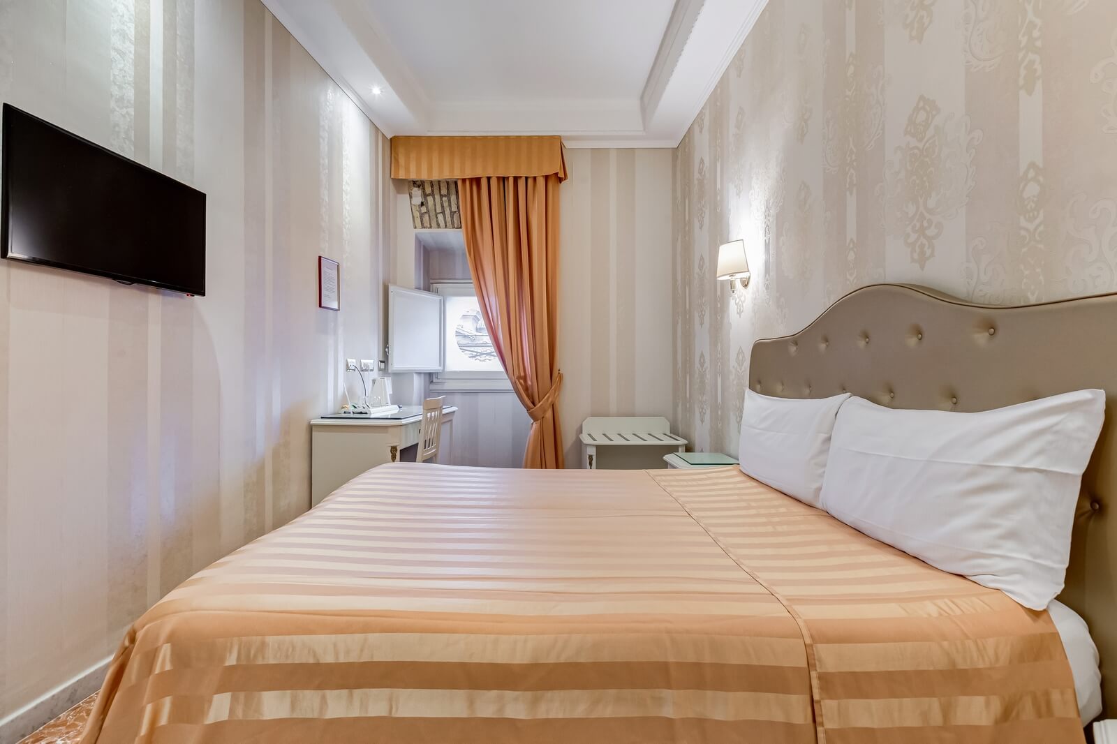 navona-queen-rome-rooftop-roma-centro-corso-vittorio-emanuele-palazzo-bassi-idromassaggio-panorama-view-vista-gianicolo-citta-eterna-campo-de-fiori-standard-double-room-twin-105