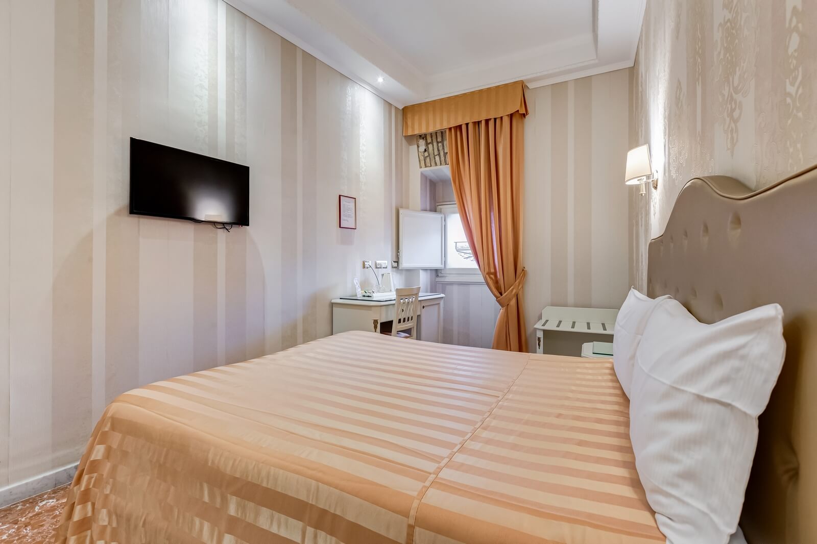 navona-queen-rome-rooftop-roma-centro-corso-vittorio-emanuele-palazzo-bassi-idromassaggio-panorama-view-vista-gianicolo-citta-eterna-campo-de-fiori-standard-double-room-twin-109