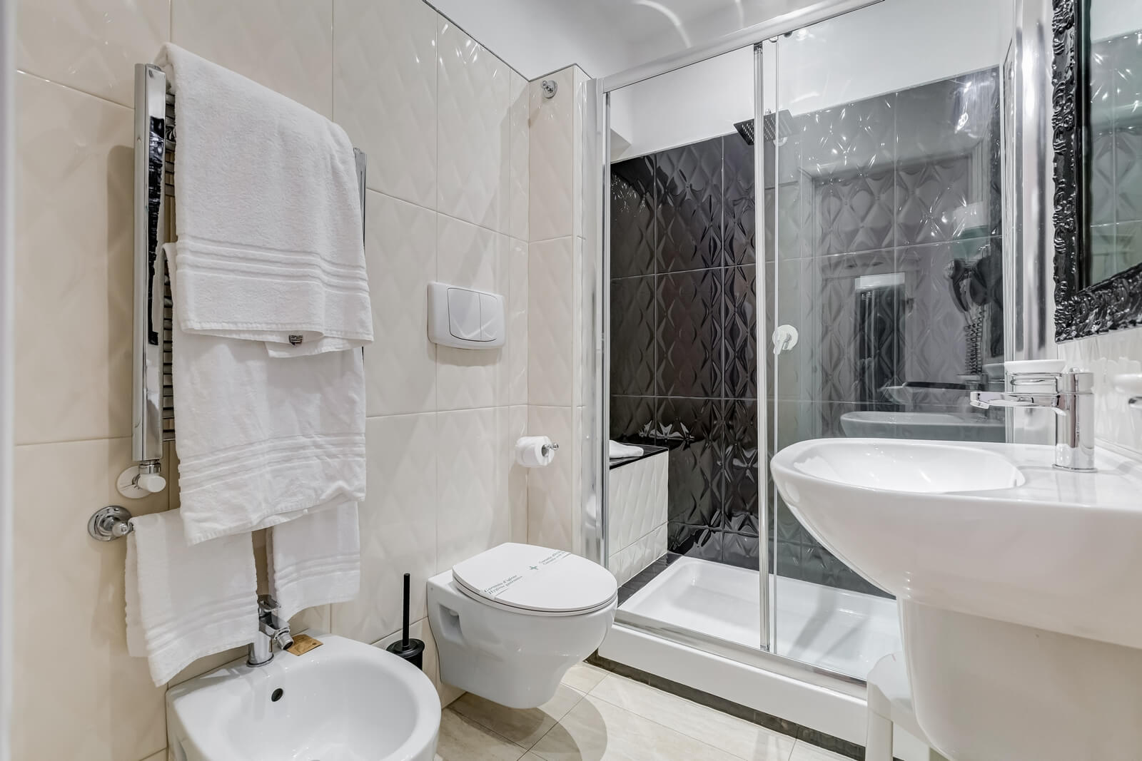 navona-queen-rome-rooftop-roma-centro-corso-vittorio-emanuele-palazzo-bassi-idromassaggio-panorama-view-vista-gianicolo-citta-eterna-campo-de-fiori-standard-double-room-twin-11