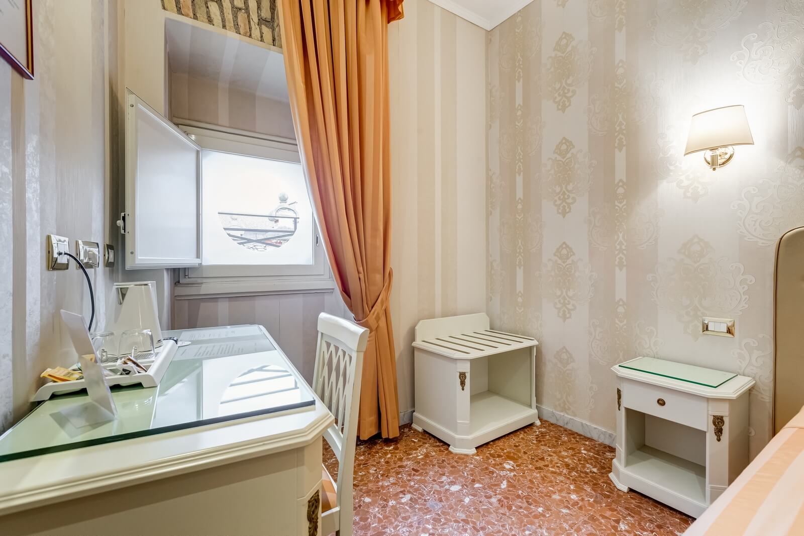 navona-queen-rome-rooftop-roma-centro-corso-vittorio-emanuele-palazzo-bassi-idromassaggio-panorama-view-vista-gianicolo-citta-eterna-campo-de-fiori-standard-double-room-twin-115