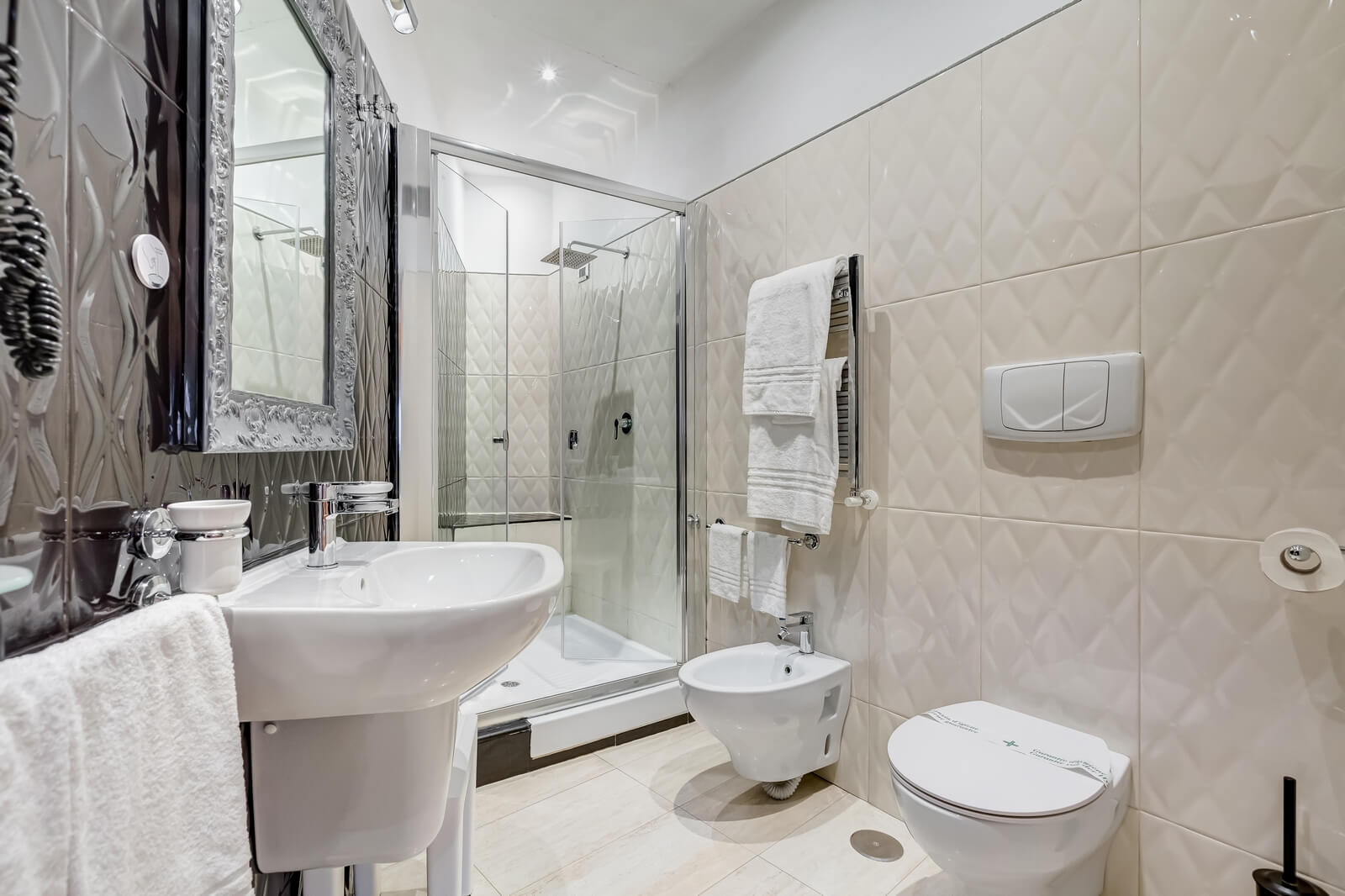 navona-queen-rome-rooftop-roma-centro-corso-vittorio-emanuele-palazzo-bassi-idromassaggio-panorama-view-vista-gianicolo-citta-eterna-campo-de-fiori-standard-double-room-twin-116