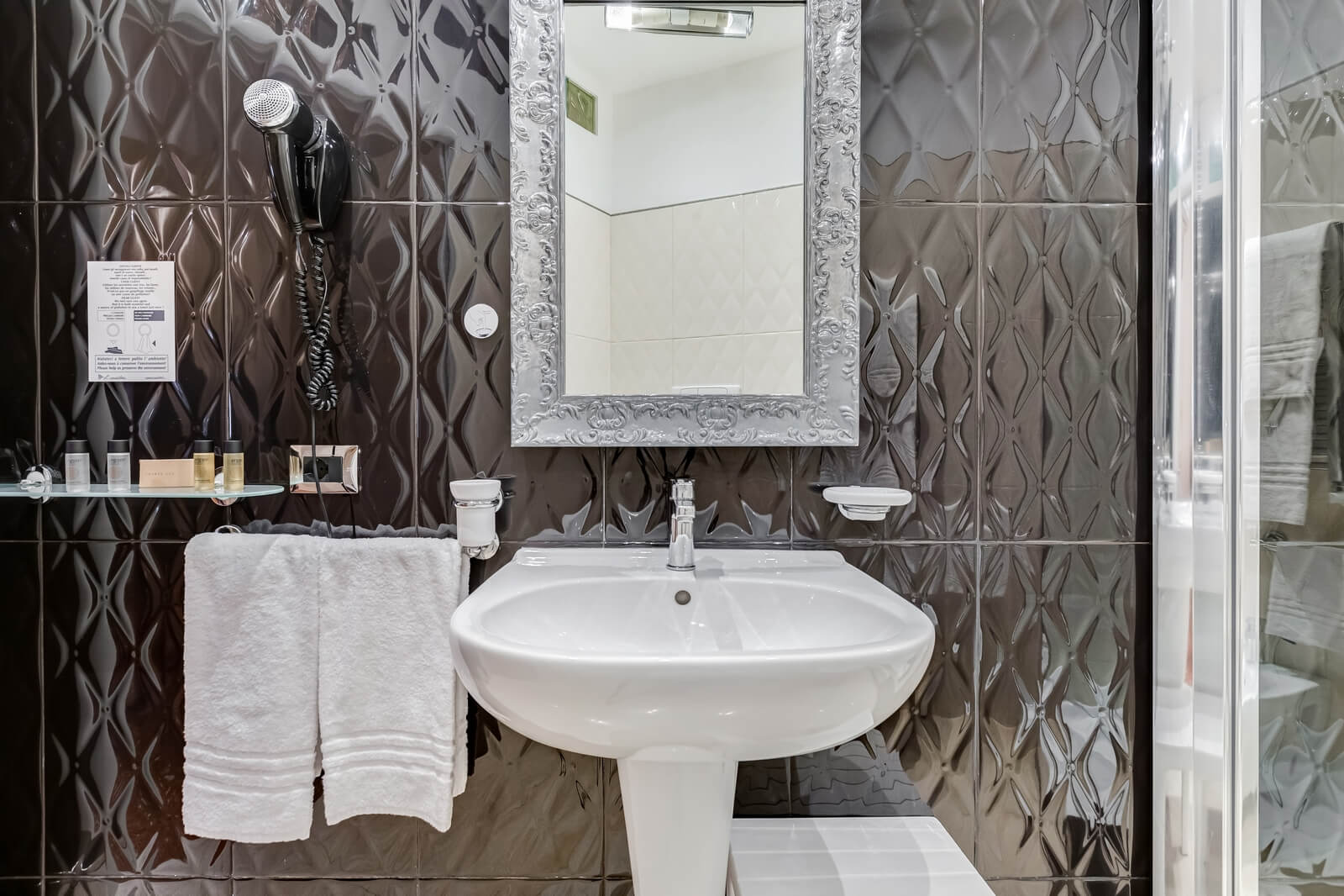 navona-queen-rome-rooftop-roma-centro-corso-vittorio-emanuele-palazzo-bassi-idromassaggio-panorama-view-vista-gianicolo-citta-eterna-campo-de-fiori-standard-double-room-twin-118