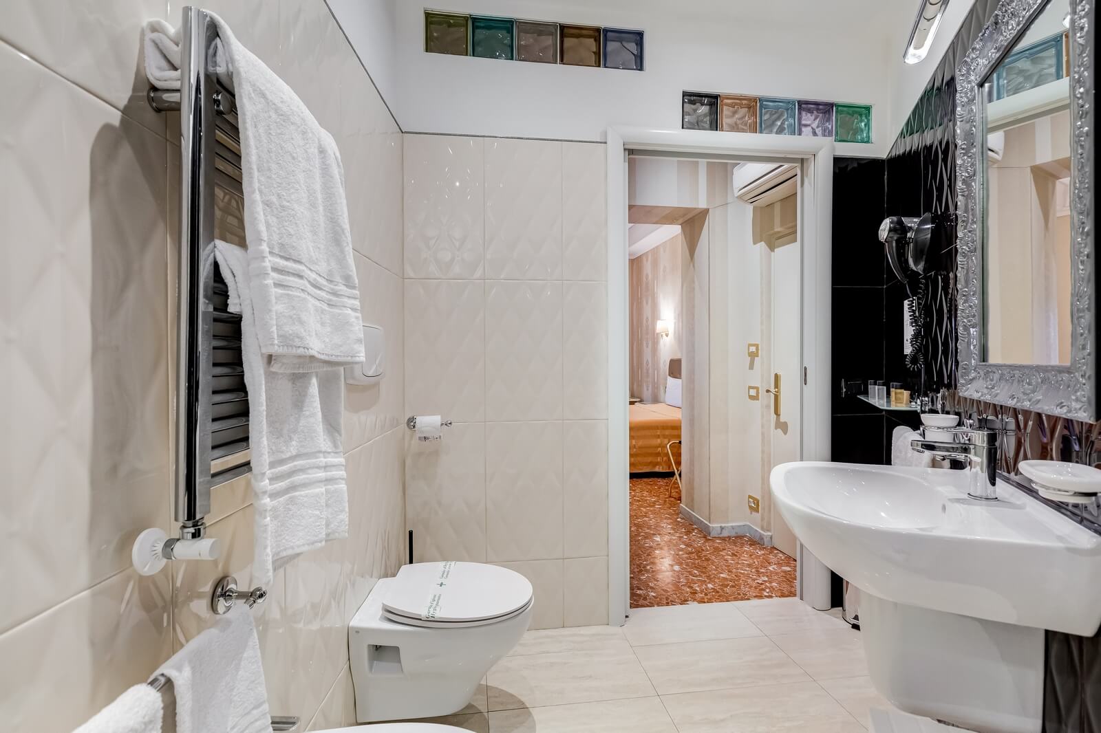 navona-queen-rome-rooftop-roma-centro-corso-vittorio-emanuele-palazzo-bassi-idromassaggio-panorama-view-vista-gianicolo-citta-eterna-campo-de-fiori-standard-double-room-twin-121