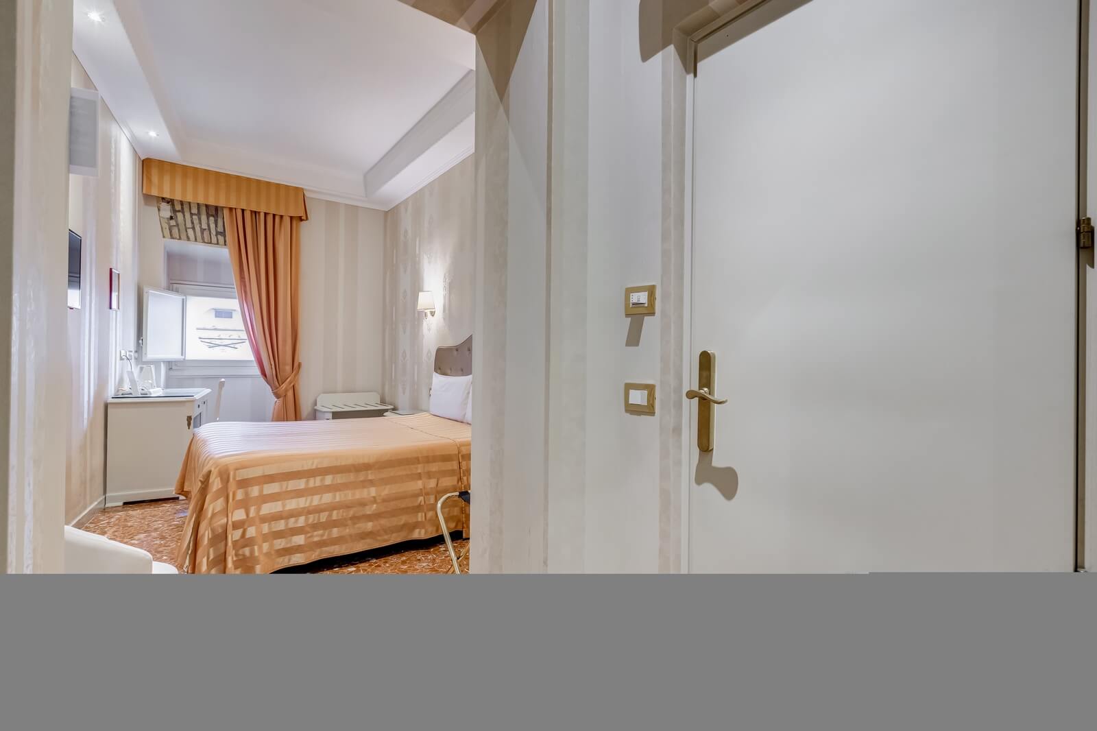 navona-queen-rome-rooftop-roma-centro-corso-vittorio-emanuele-palazzo-bassi-idromassaggio-panorama-view-vista-gianicolo-citta-eterna-campo-de-fiori-standard-double-room-twin-122