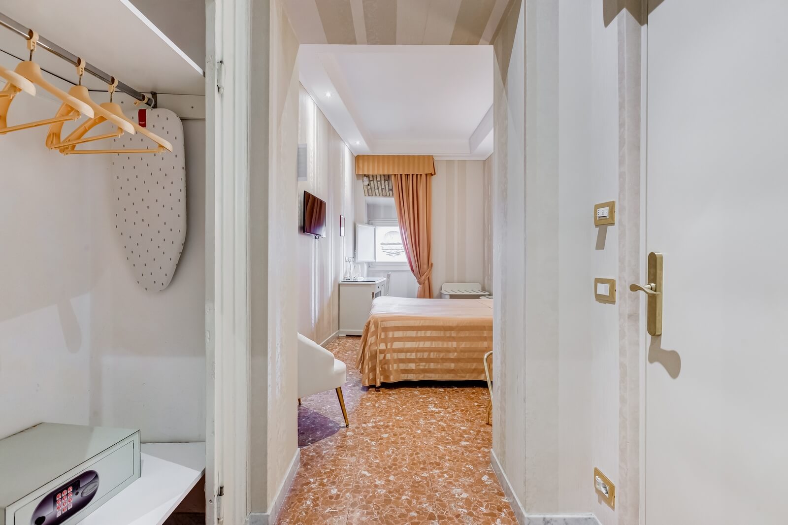 navona-queen-rome-rooftop-roma-centro-corso-vittorio-emanuele-palazzo-bassi-idromassaggio-panorama-view-vista-gianicolo-citta-eterna-campo-de-fiori-standard-double-room-twin-123