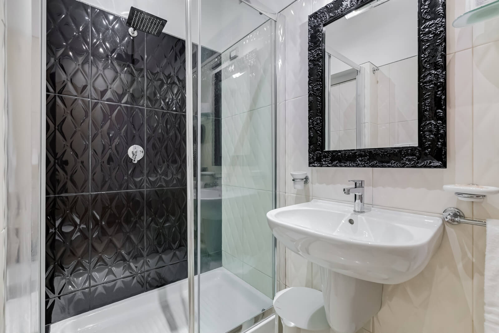 navona-queen-rome-rooftop-roma-centro-corso-vittorio-emanuele-palazzo-bassi-idromassaggio-panorama-view-vista-gianicolo-citta-eterna-campo-de-fiori-standard-double-room-twin-13