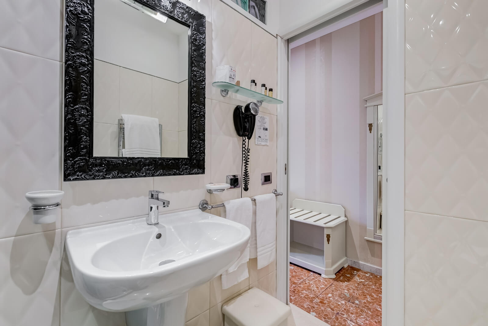 navona-queen-rome-rooftop-roma-centro-corso-vittorio-emanuele-palazzo-bassi-idromassaggio-panorama-view-vista-gianicolo-citta-eterna-campo-de-fiori-standard-double-room-twin-14