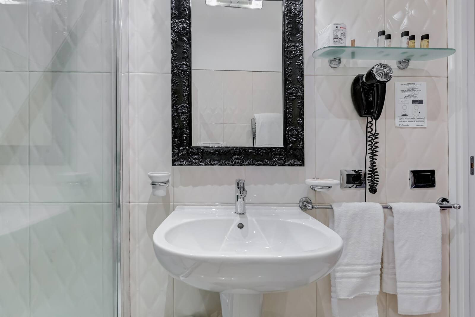 navona-queen-rome-rooftop-roma-centro-corso-vittorio-emanuele-palazzo-bassi-idromassaggio-panorama-view-vista-gianicolo-citta-eterna-campo-de-fiori-standard-double-room-twin-15