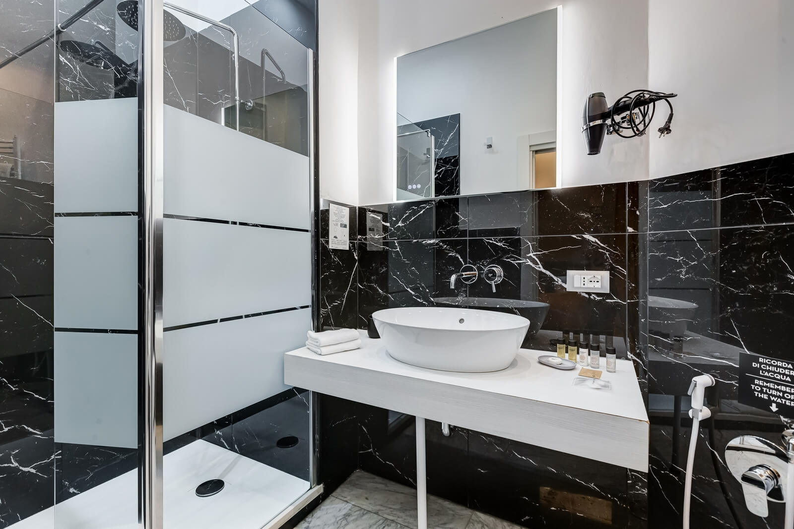 navona-queen-rome-rooftop-roma-centro-corso-vittorio-emanuele-palazzo-bassi-idromassaggio-panorama-view-vista-gianicolo-citta-eterna-campo-de-fiori-standard-double-room-twin-29