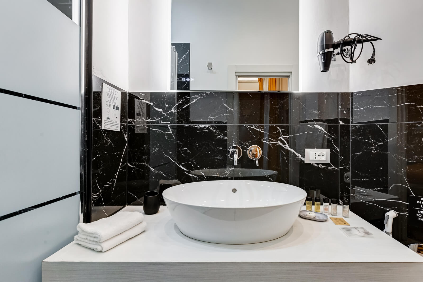 navona-queen-rome-rooftop-roma-centro-corso-vittorio-emanuele-palazzo-bassi-idromassaggio-panorama-view-vista-gianicolo-citta-eterna-campo-de-fiori-standard-double-room-twin-33