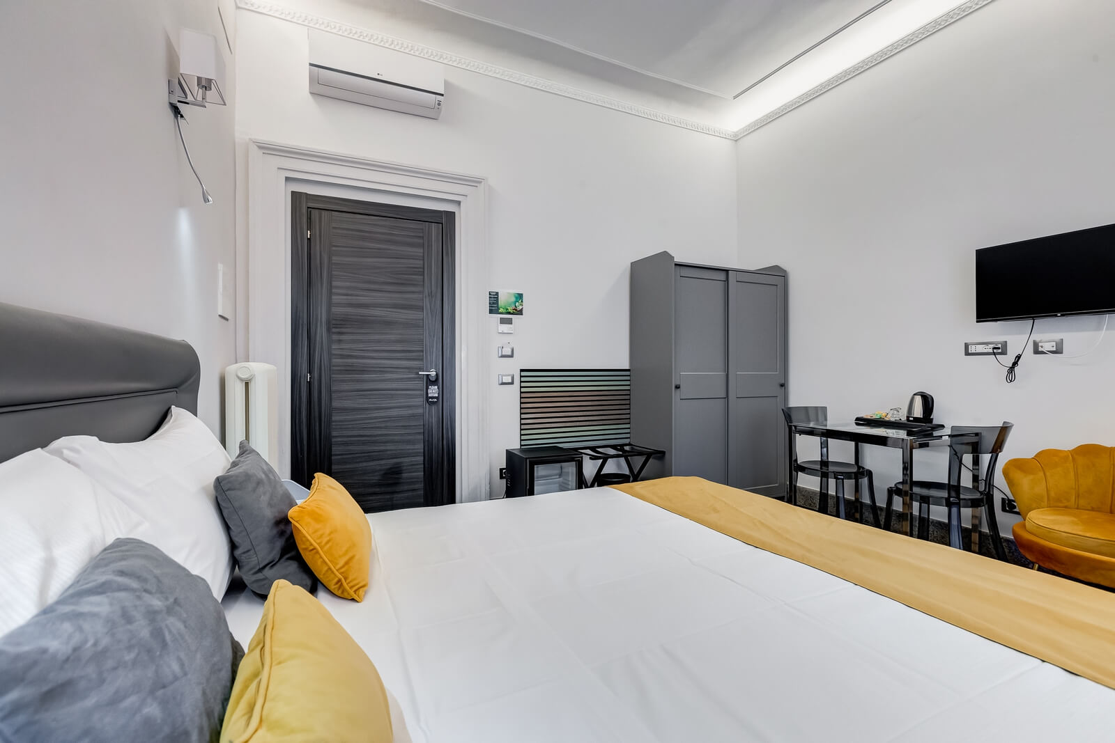 navona-queen-rome-rooftop-roma-centro-corso-vittorio-emanuele-palazzo-bassi-idromassaggio-panorama-view-vista-gianicolo-citta-eterna-campo-de-fiori-standard-double-room-twin-43