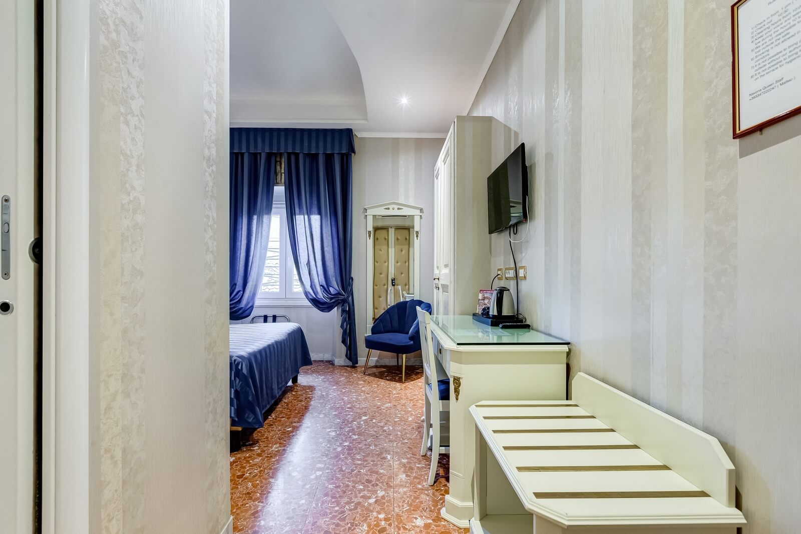 navona-queen-rome-rooftop-roma-centro-corso-vittorio-emanuele-palazzo-bassi-idromassaggio-panorama-view-vista-gianicolo-citta-eterna-campo-de-fiori-standard-double-room-twin-48