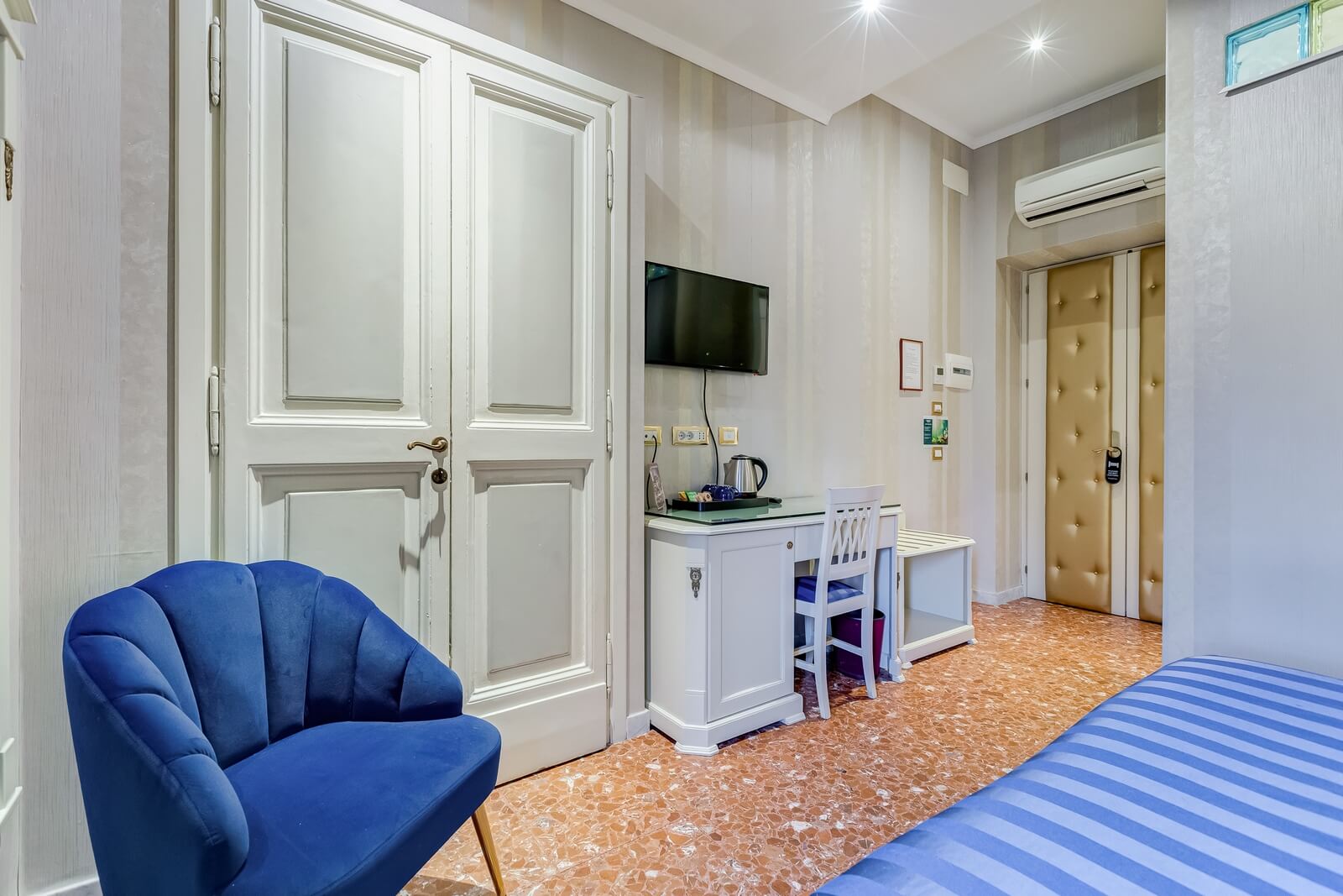 navona-queen-rome-rooftop-roma-centro-corso-vittorio-emanuele-palazzo-bassi-idromassaggio-panorama-view-vista-gianicolo-citta-eterna-campo-de-fiori-standard-double-room-twin-53