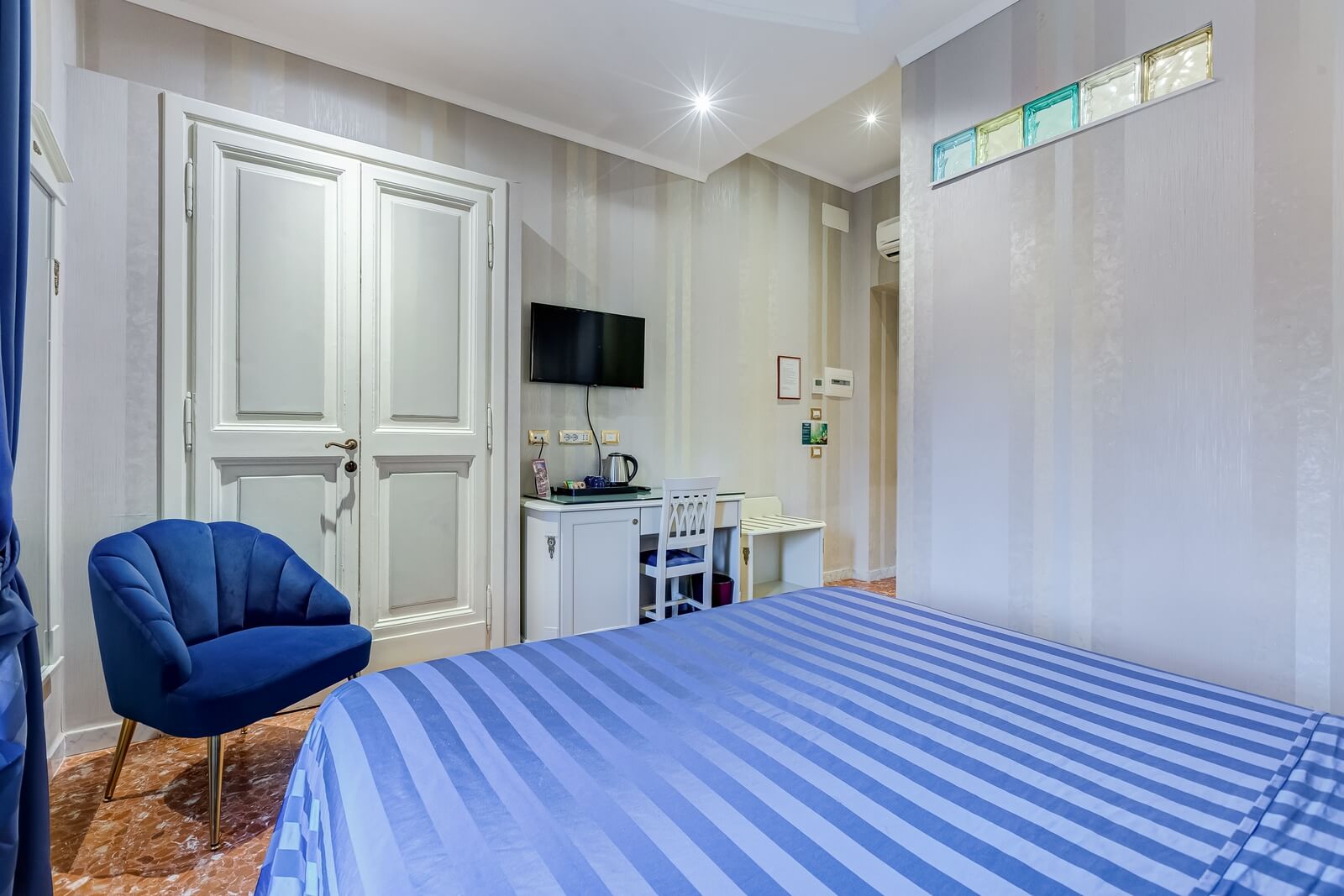 navona-queen-rome-rooftop-roma-centro-corso-vittorio-emanuele-palazzo-bassi-idromassaggio-panorama-view-vista-gianicolo-citta-eterna-campo-de-fiori-standard-double-room-twin-55