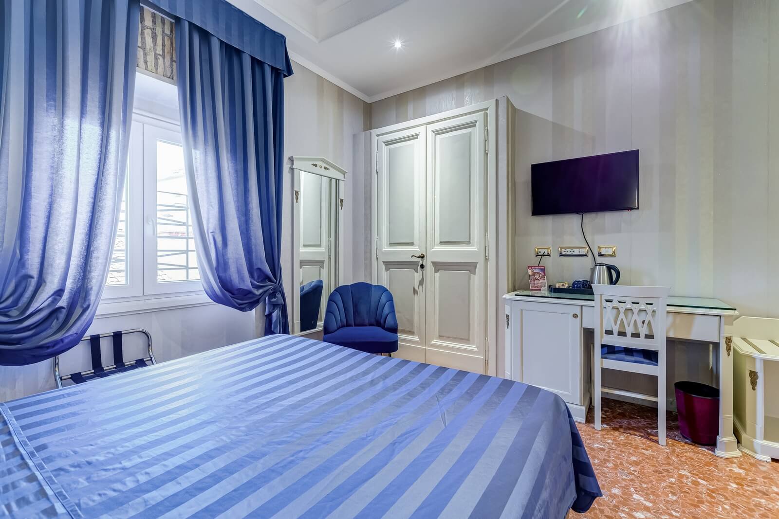 navona-queen-rome-rooftop-roma-centro-corso-vittorio-emanuele-palazzo-bassi-idromassaggio-panorama-view-vista-gianicolo-citta-eterna-campo-de-fiori-standard-double-room-twin-56